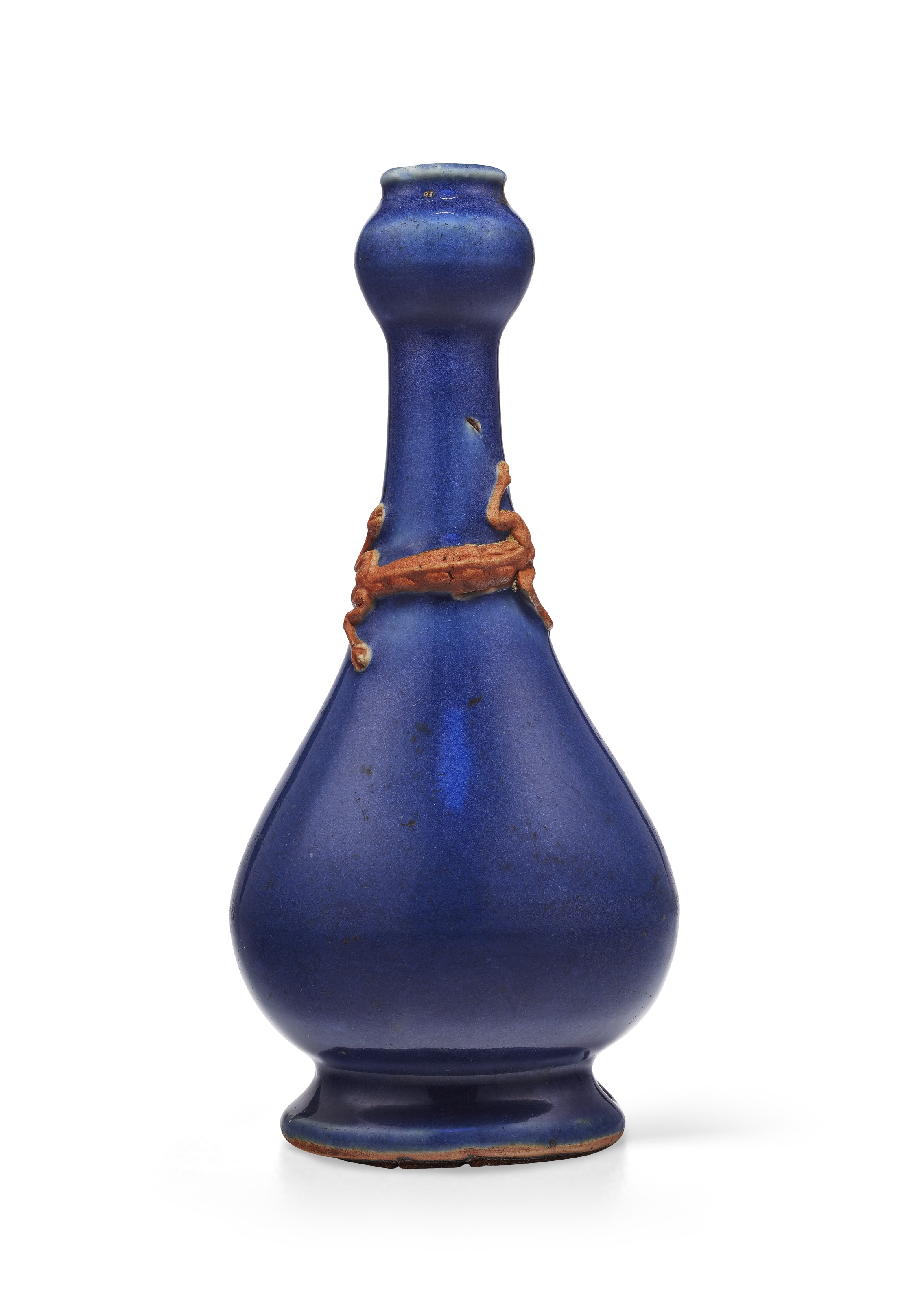 中国晚明十六/十七世纪初蓝釉堆塑螭龙纹蒜头瓶, CHINA, LATE MING