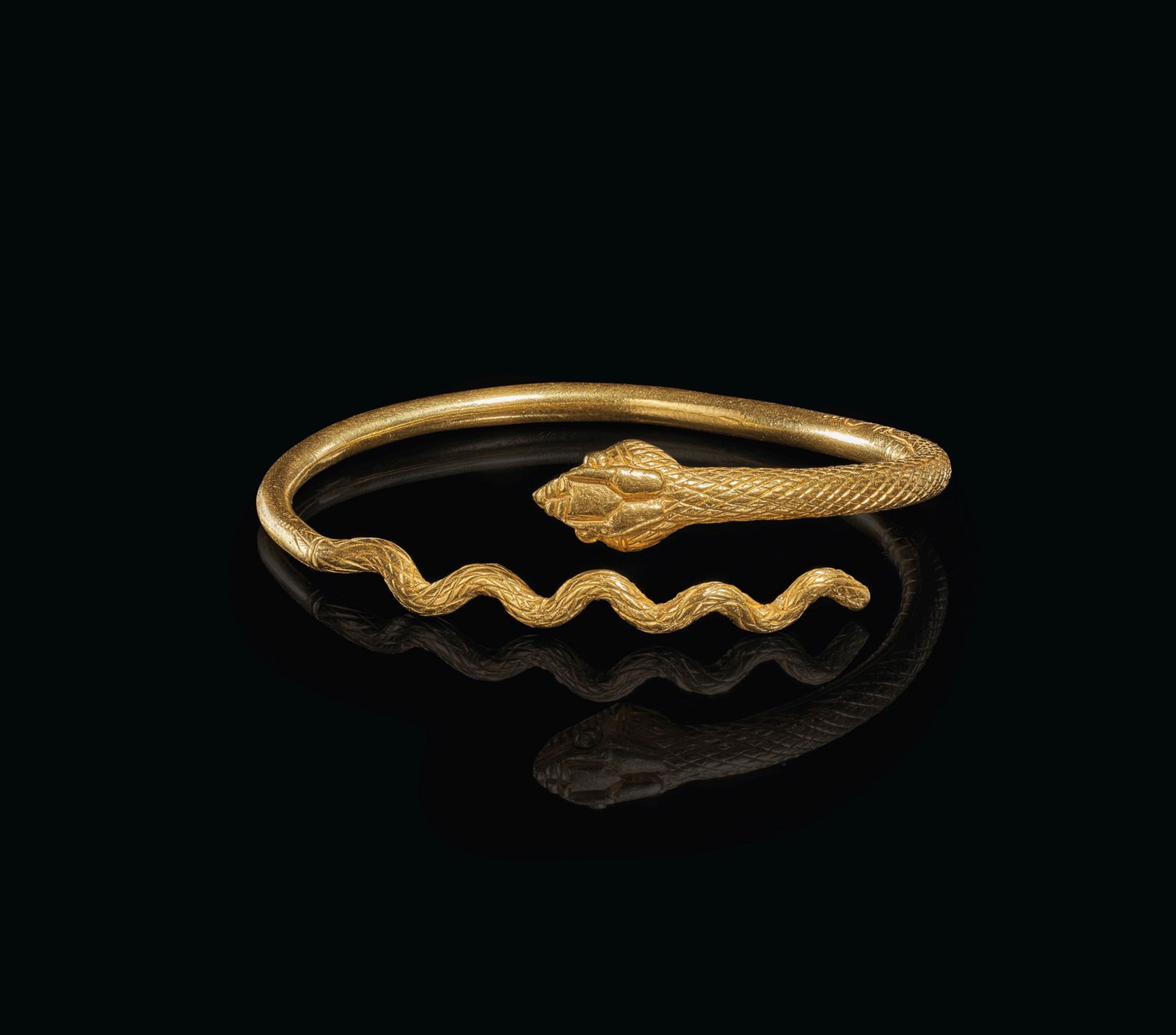 AN EGYPTIAN GOLD SNAKE BRACELET