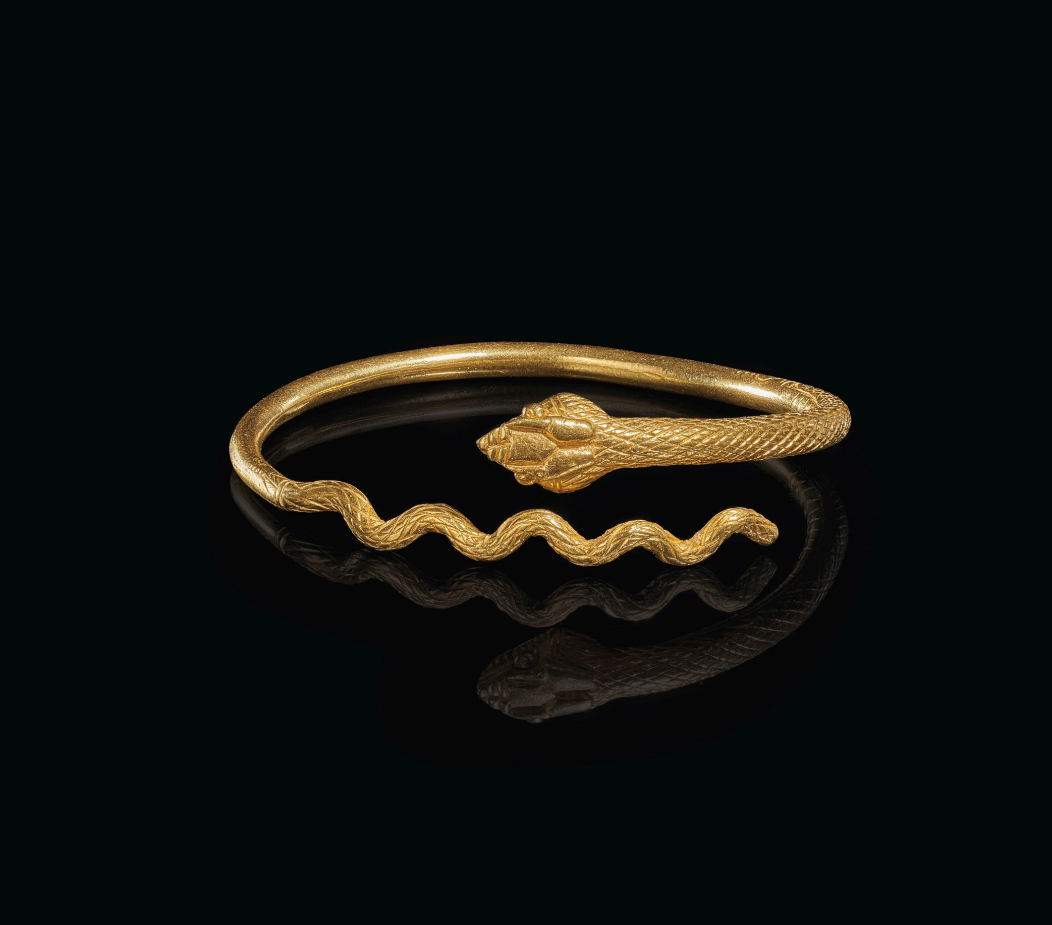 AN EGYPTIAN GOLD SNAKE BRACELET