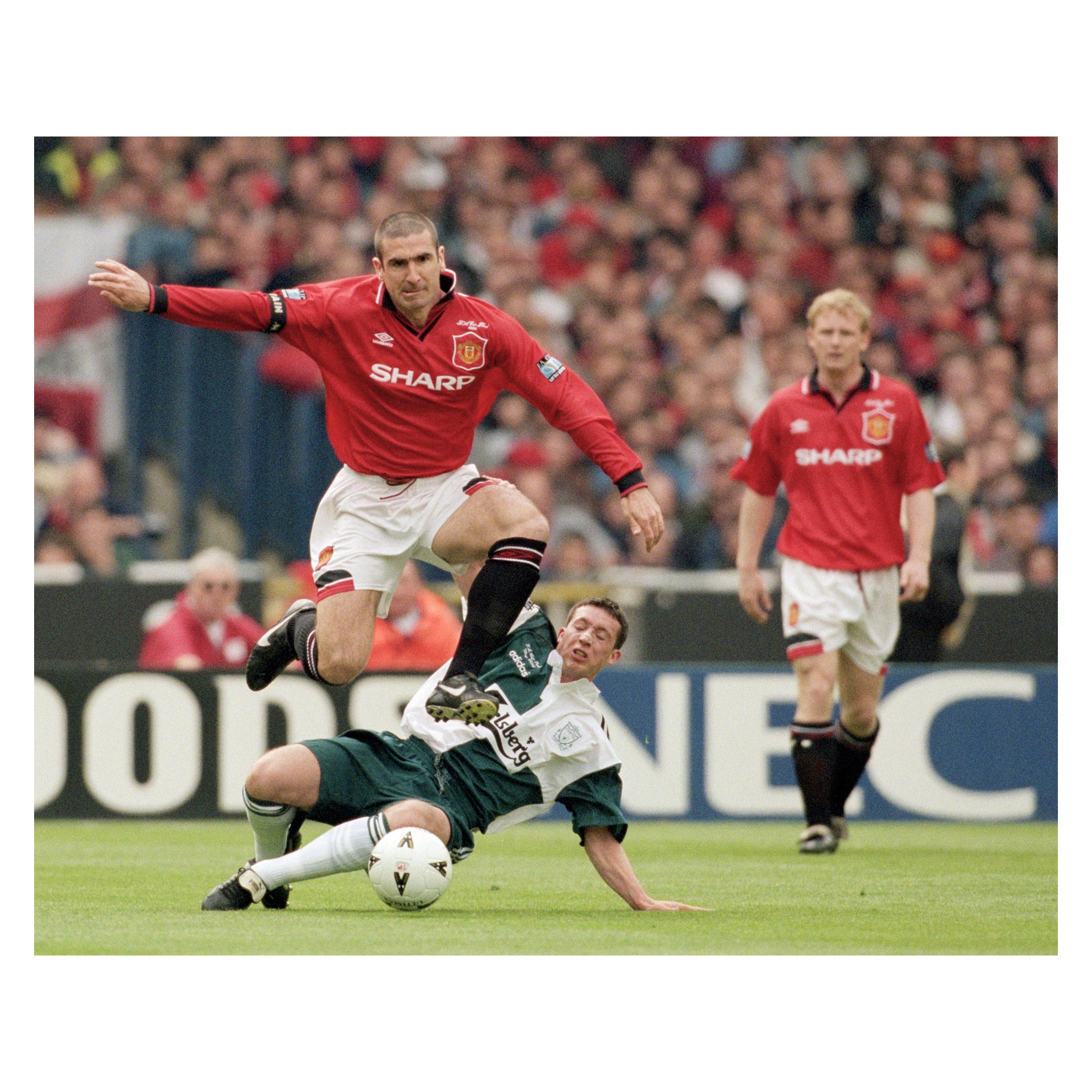 Maillot de Manchester United 1996 signé par Eric Cantona et encadré | LCS