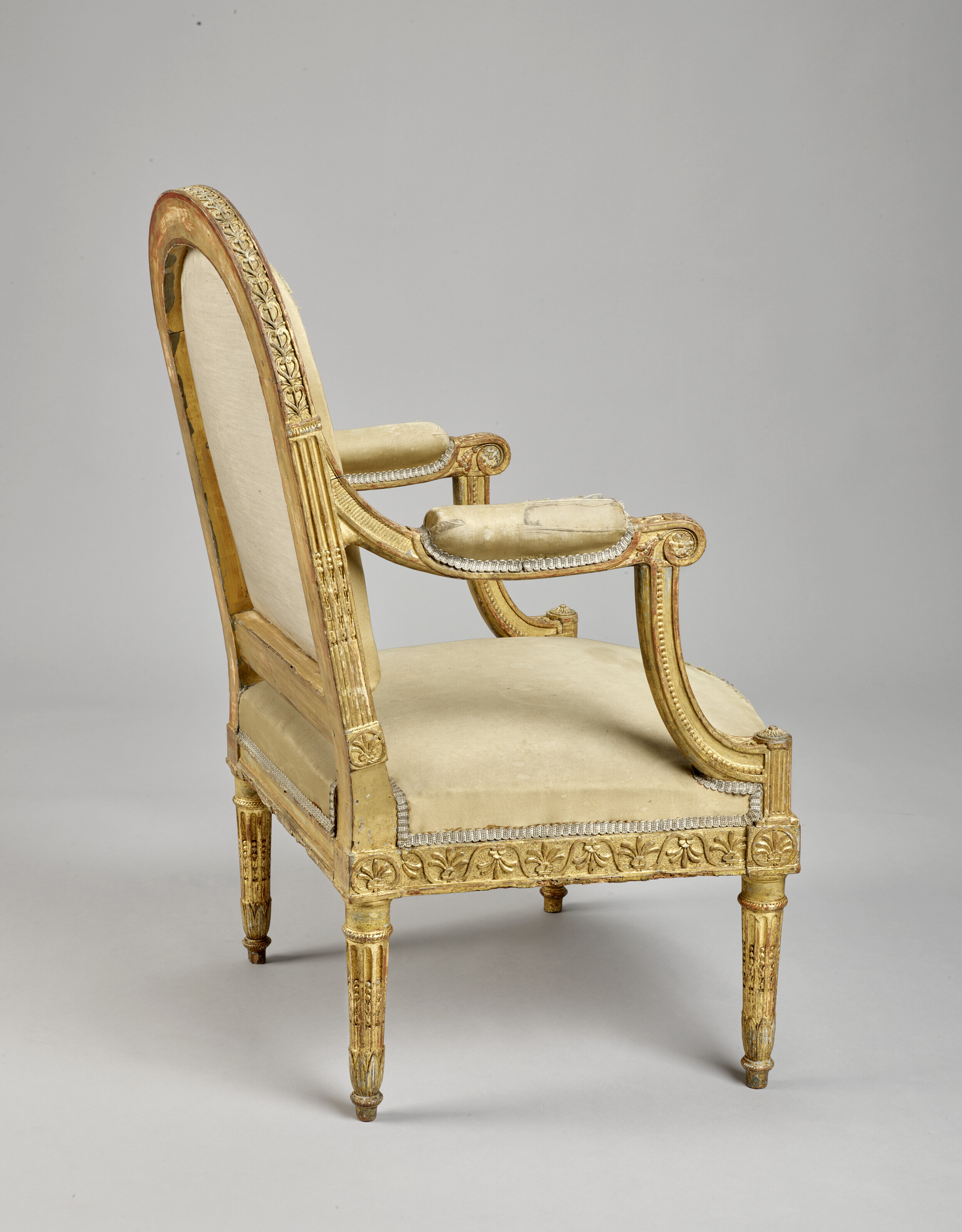 Casa Padrino Chaise De Salle à Manger Baroque De Luxe Avec Accoudoirs Or / Blanc / Gris / Or H 110 Cm Meubles Baroques