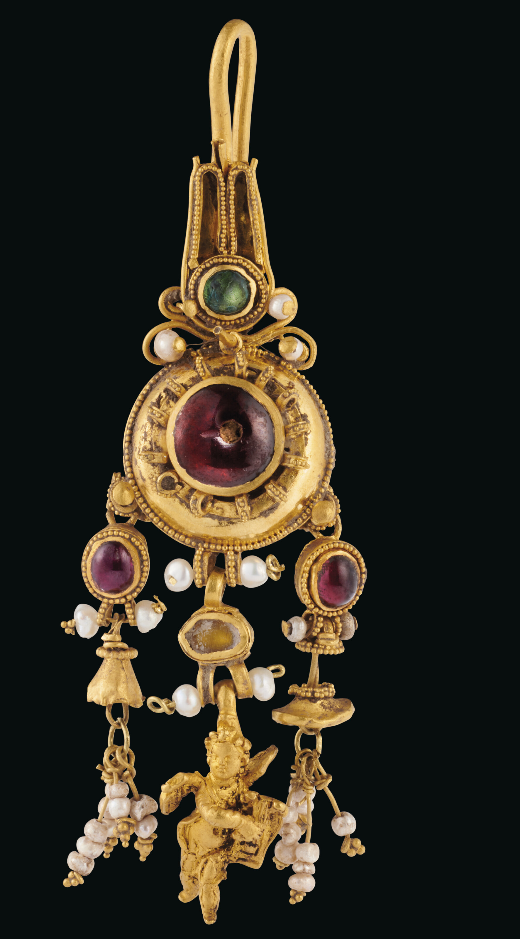 A Greek gold gem-set pendant earring, late Hellenistic period, circa 2nd-1st century BC, sold for £13,860 on 7 December 2022 at Christie's in London