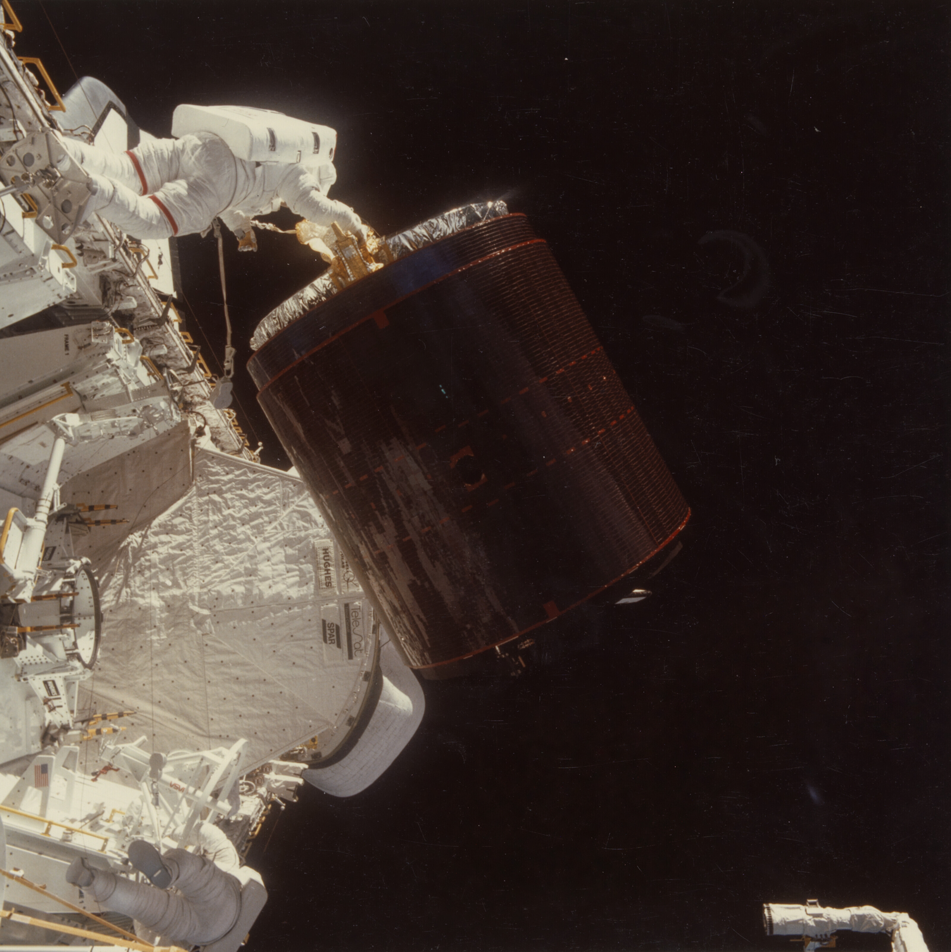 SPACE SHUTTLE CHALLENGER WITH ITS CARGO BAY DOORS OPEN, JUNE 22
