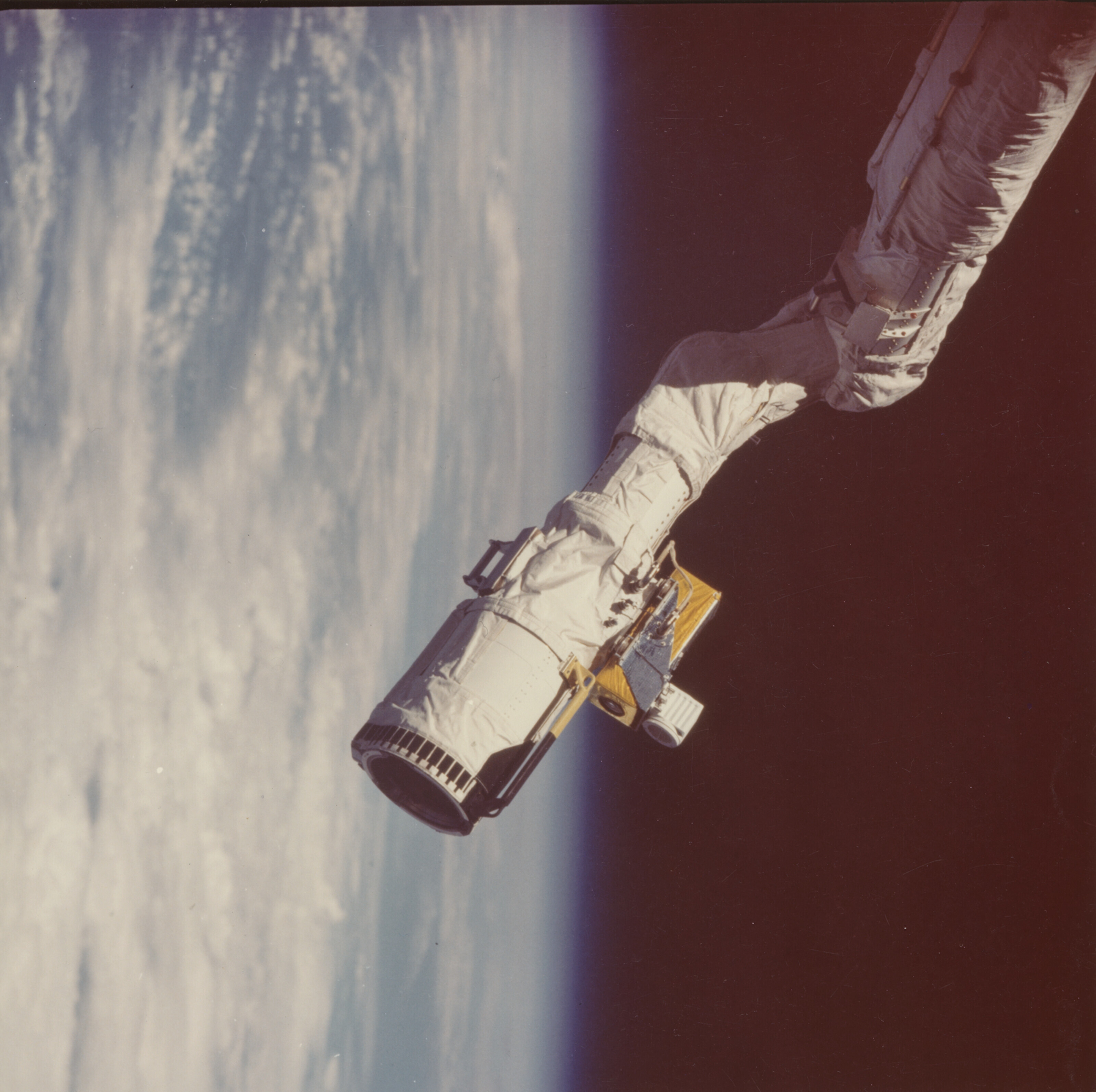 SPACE SHUTTLE CHALLENGER WITH ITS CARGO BAY DOORS OPEN, JUNE 22