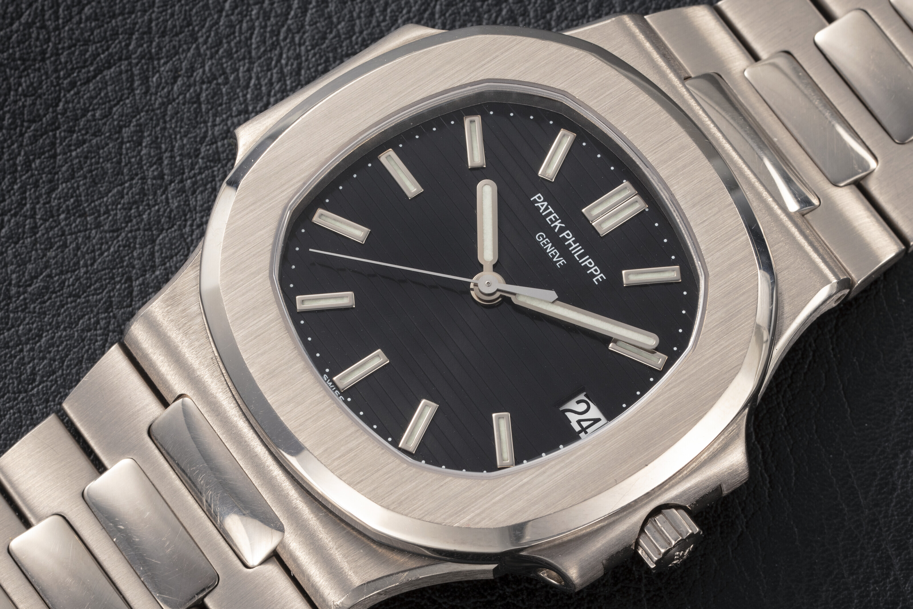 PATEK PHILIPPE NAUTILUS REF. 3711G A GOLD AUTOMATIC WRISTWATCH