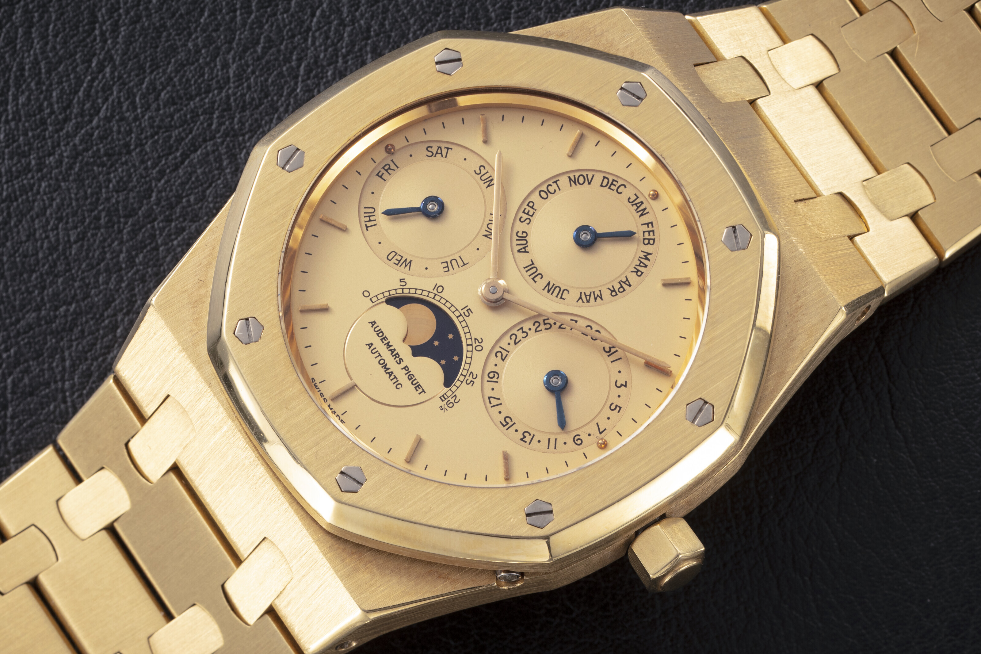 AUDEMARS PIGUET, ROYAL OAK REF. 25654BA, A GOLD AUTOMATIC PERPETUAL