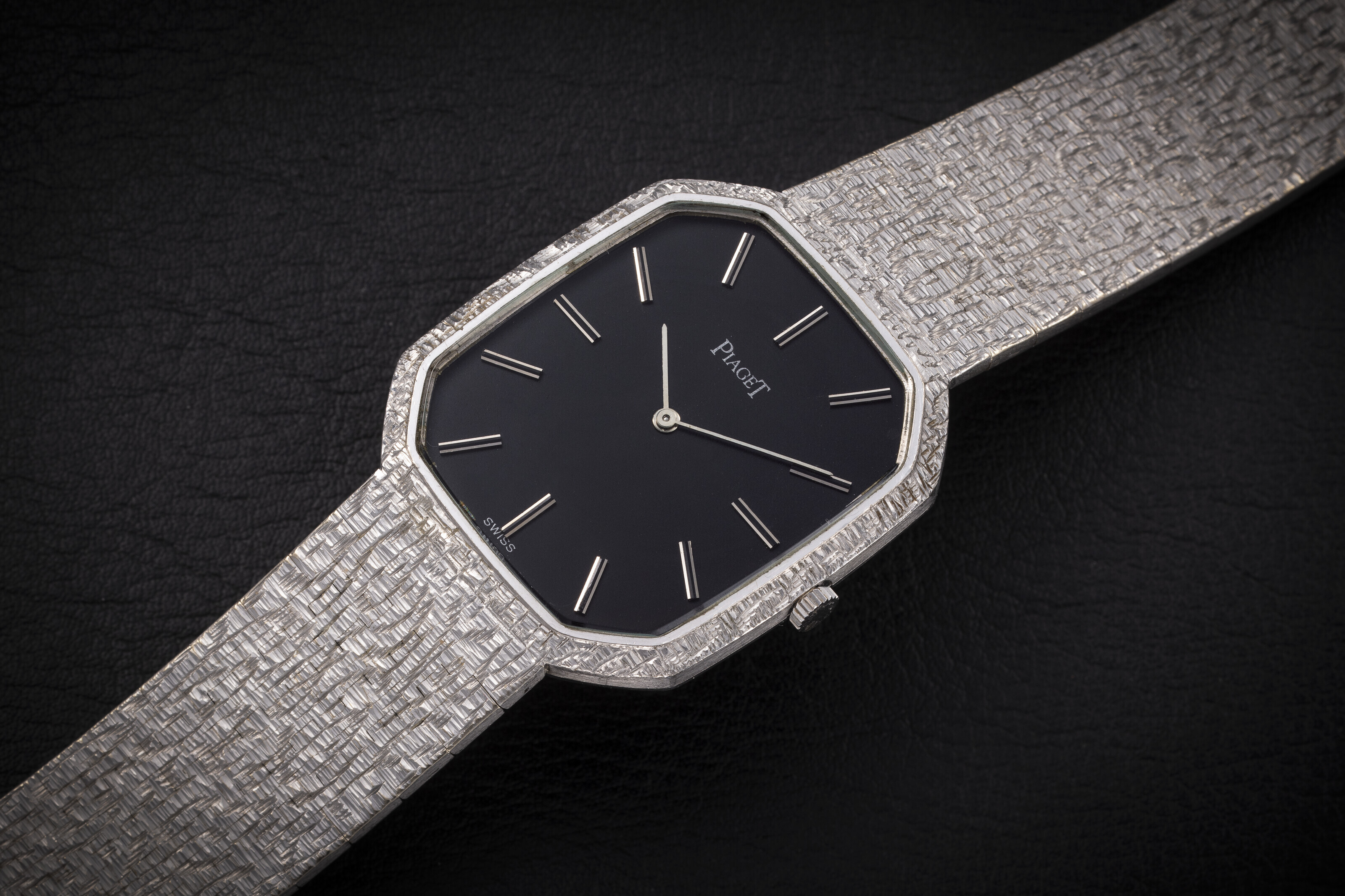 PIAGET REF. 9791 A 68 A RARE GOLD WRISTWATCH WITH DECORATIVE PATTERN ON BEZEL AND BRACELET
