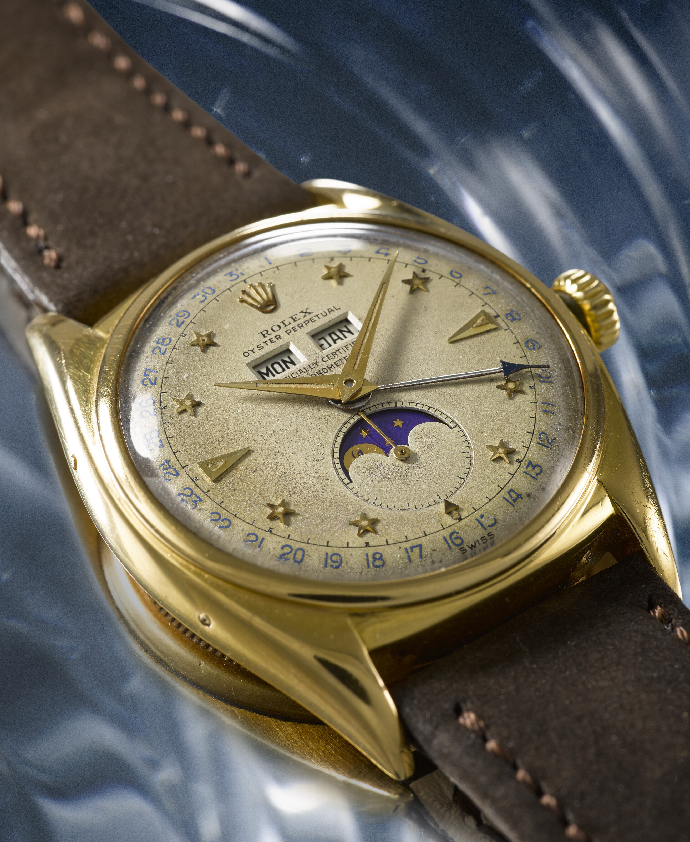 ROLEX. A VERY RARE 18K GOLD AUTOMATIC TRIPLE CALENDAR WRISTWATCH