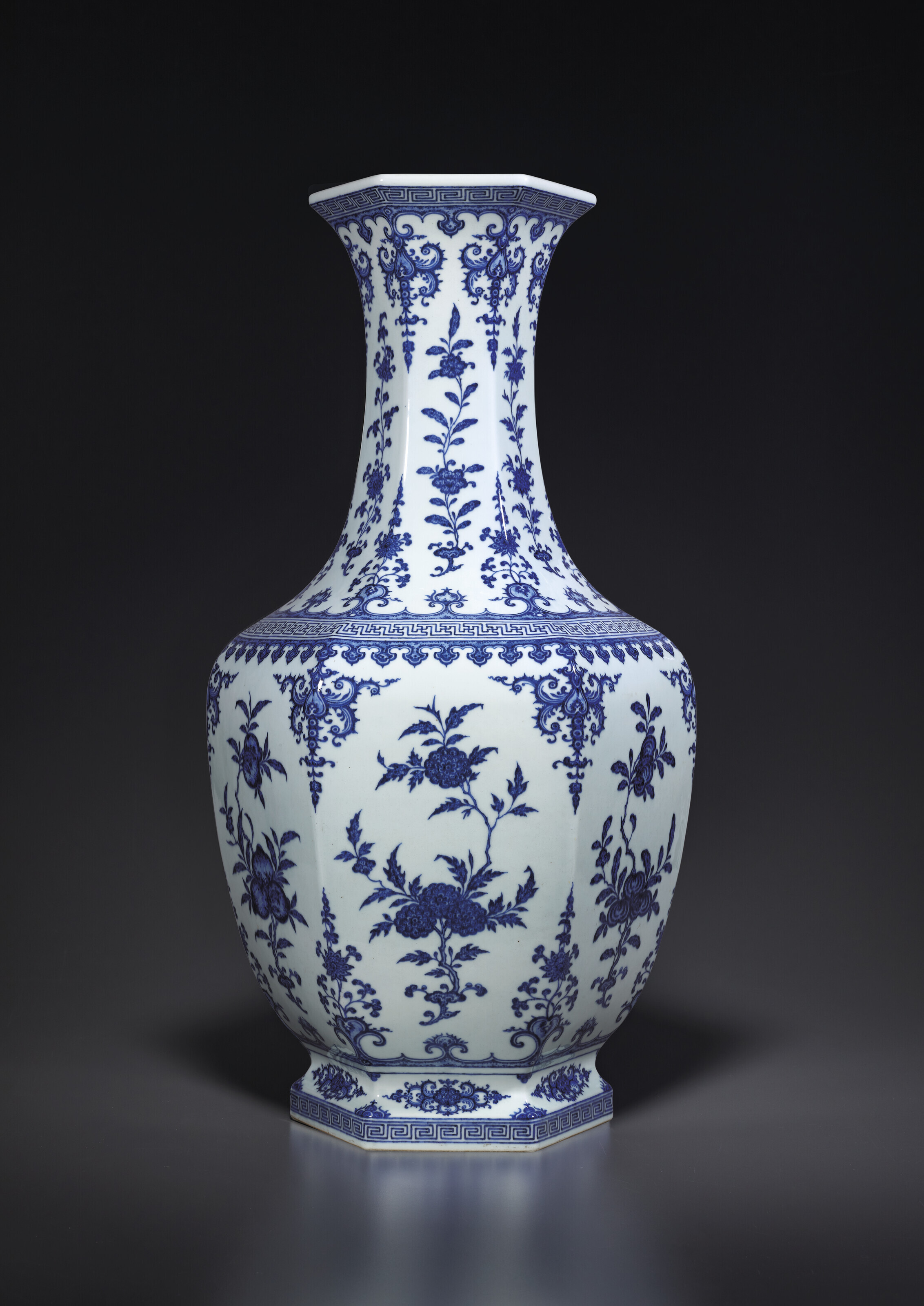 清乾隆 青花三多折枝花果紋六方尊 六字篆書款, QIANLONG SIX-CHARACTER SEAL MARK IN UNDERGLAZE BLUE  AND OF THE PERIOD (1736-1795) | Christie's