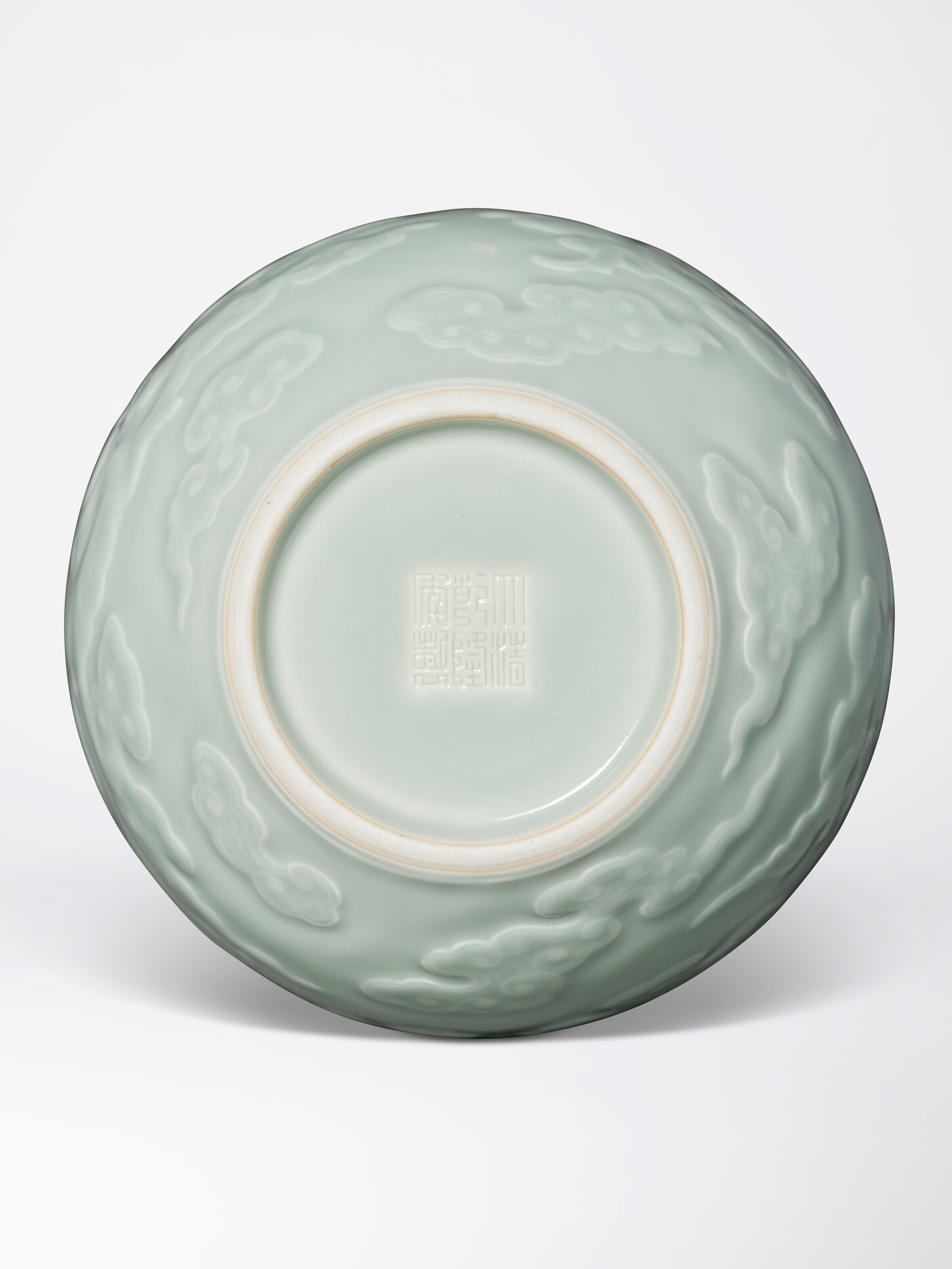 中国　大清乾隆年製　粉青釉　陰刻雲文水孟　C　7264E 中国 大清乾隆年製 粉青釉 陰刻雲文水孟 C 7264E 中国 大清乾隆年製 粉
