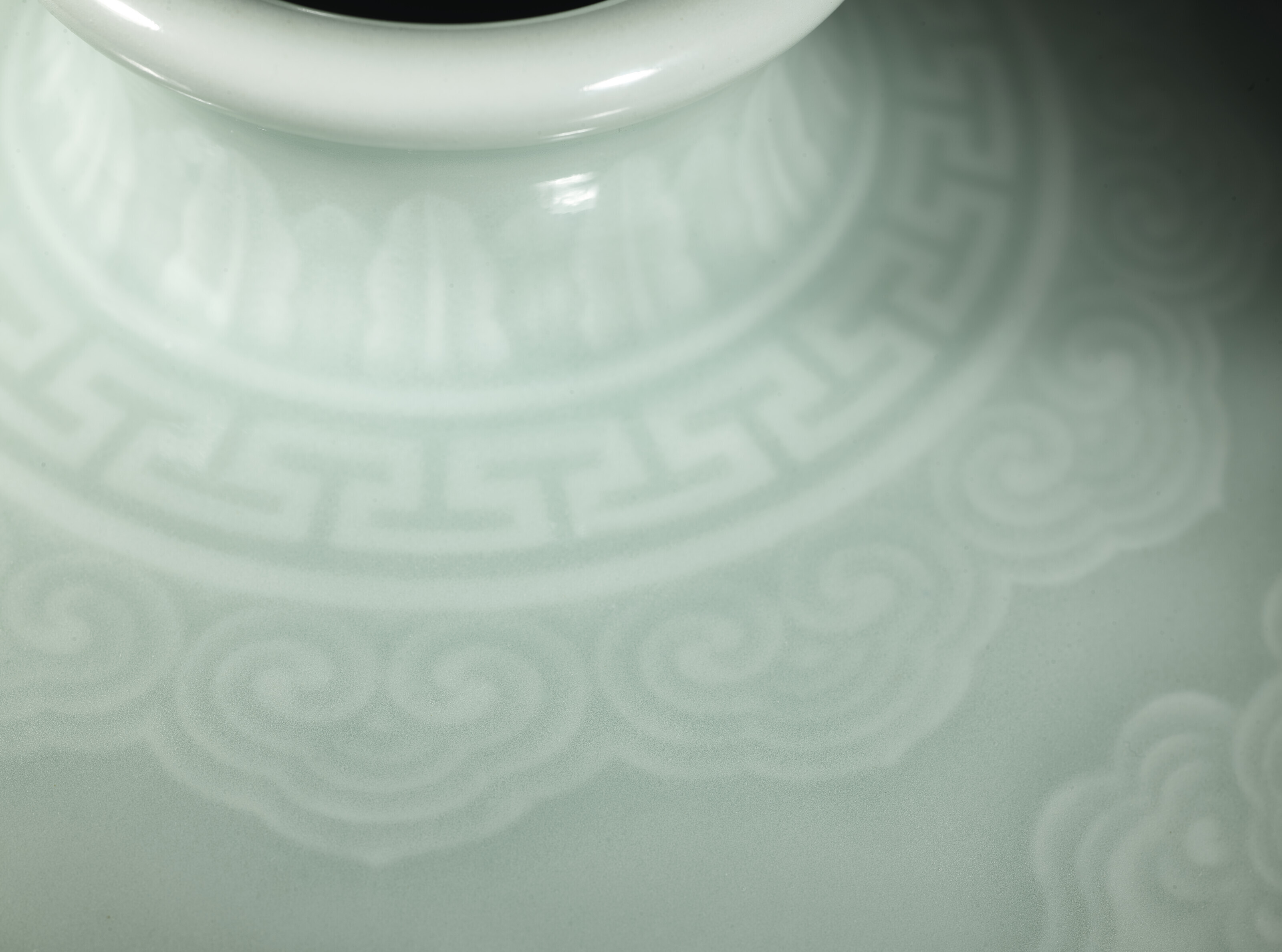 中国　大清乾隆年製　粉青釉　陰刻雲文水孟　C　7264E 中国 大清乾隆年製 粉青釉 陰刻雲文水孟 C 7264E 中国 大清乾隆年製 粉