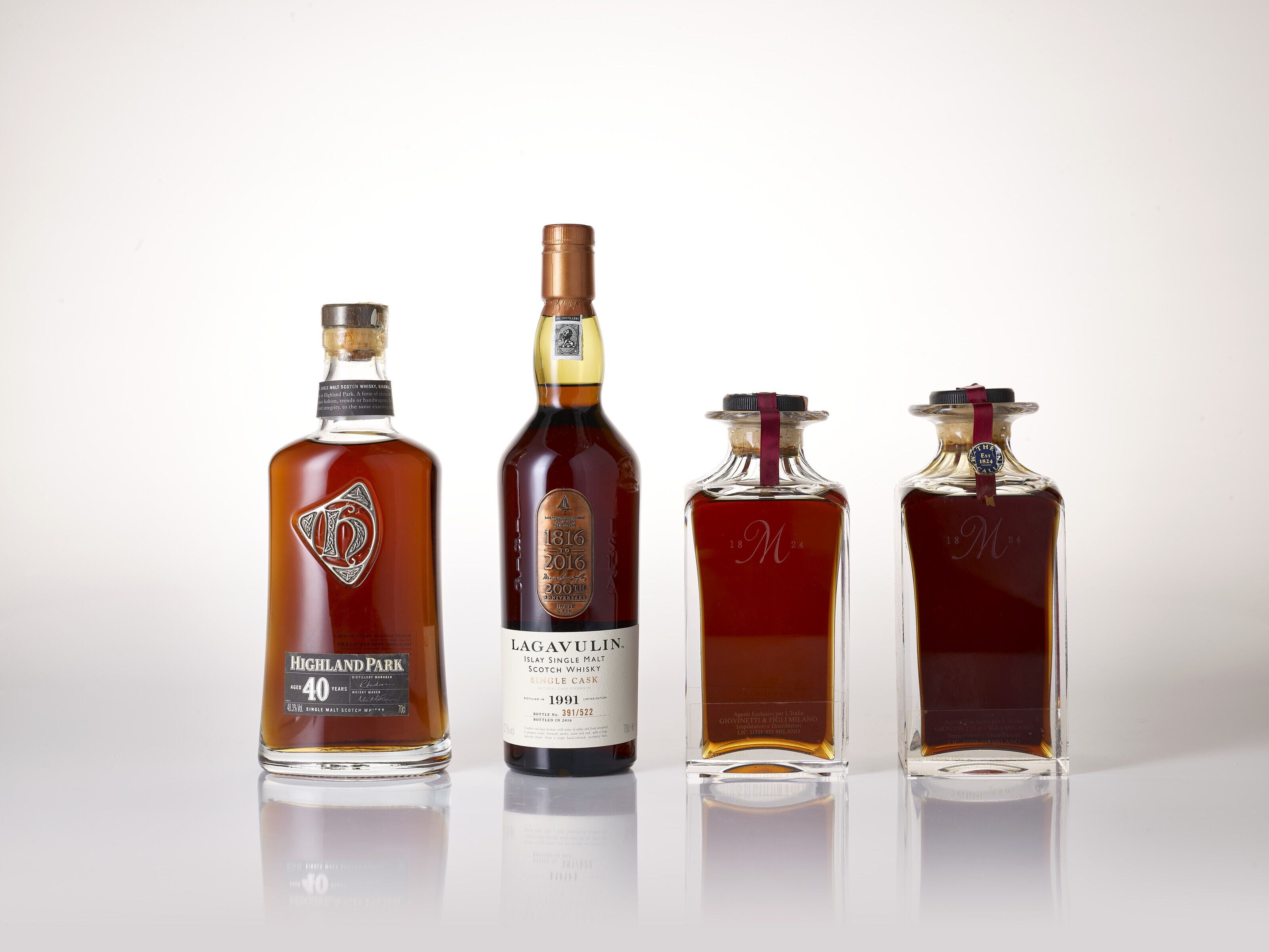 The Macallan水晶瓶25年，1組2瓶。估價：港元70,000 &ndash; 110,000。此拍品將於2022年9月在佳士得香港雋永珍泉：極尚日本威士忌珍藏拍賣中呈獻