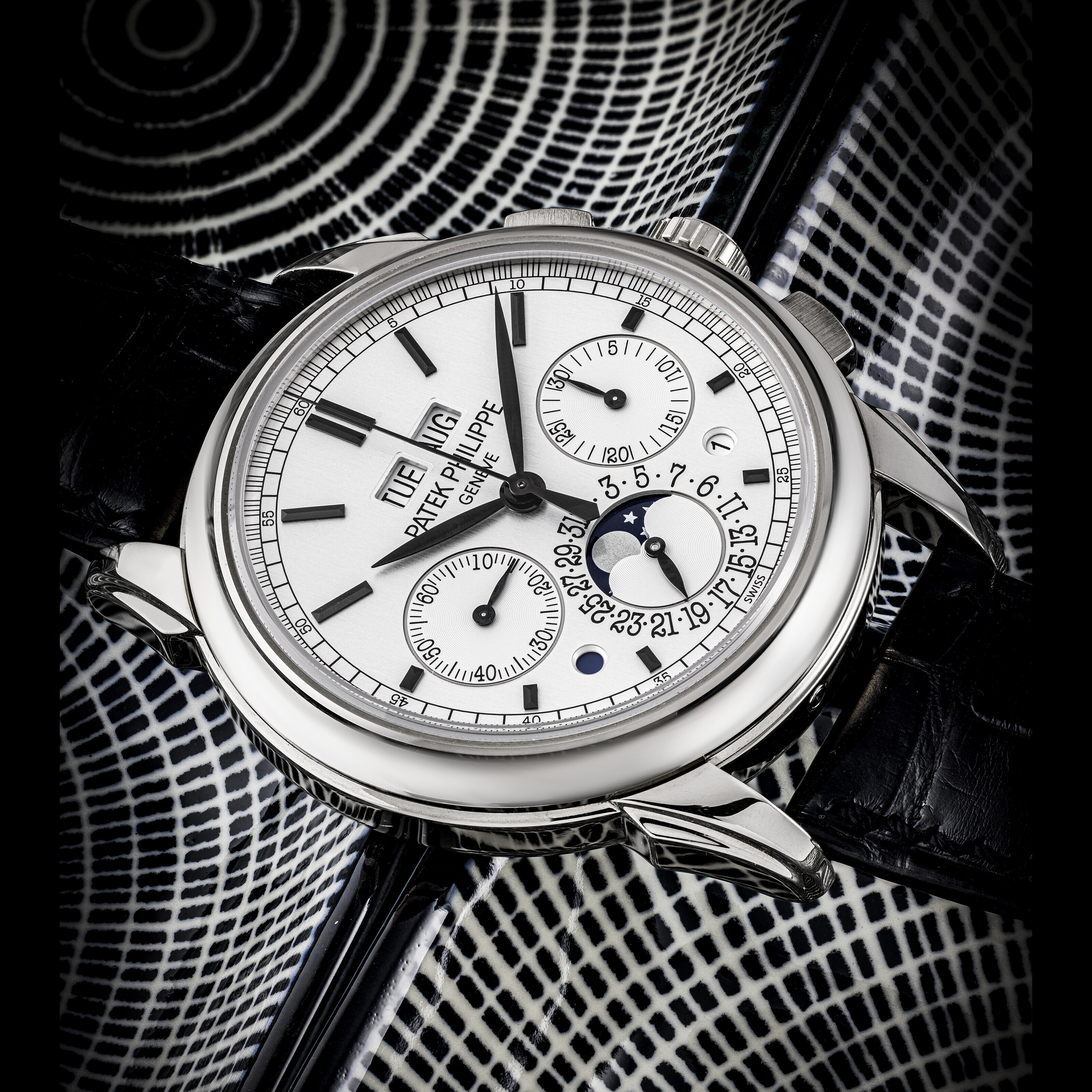 PATEK PHILIPPE. A GORGEOUS AND RARE 18K WHITE GOLD LIMITED EDITION