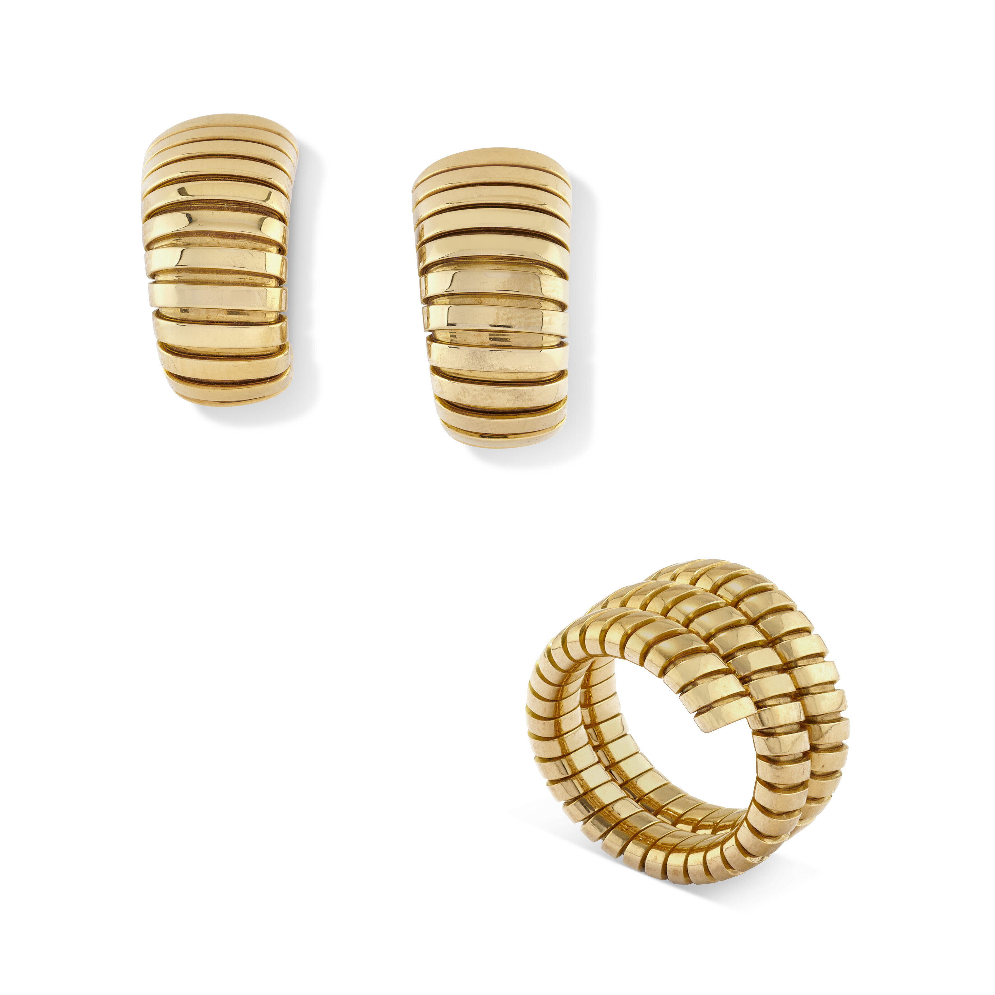 Bulgari gold set of ‘Tubogas’ jewellery. Ring size US 6 (EU 52); earrings 2 x 1 cm. Estimate €1,000-1,500. Offered in Jewels & Watches Online La Dolce Vita until 27 October 2022 at Christie’s Online