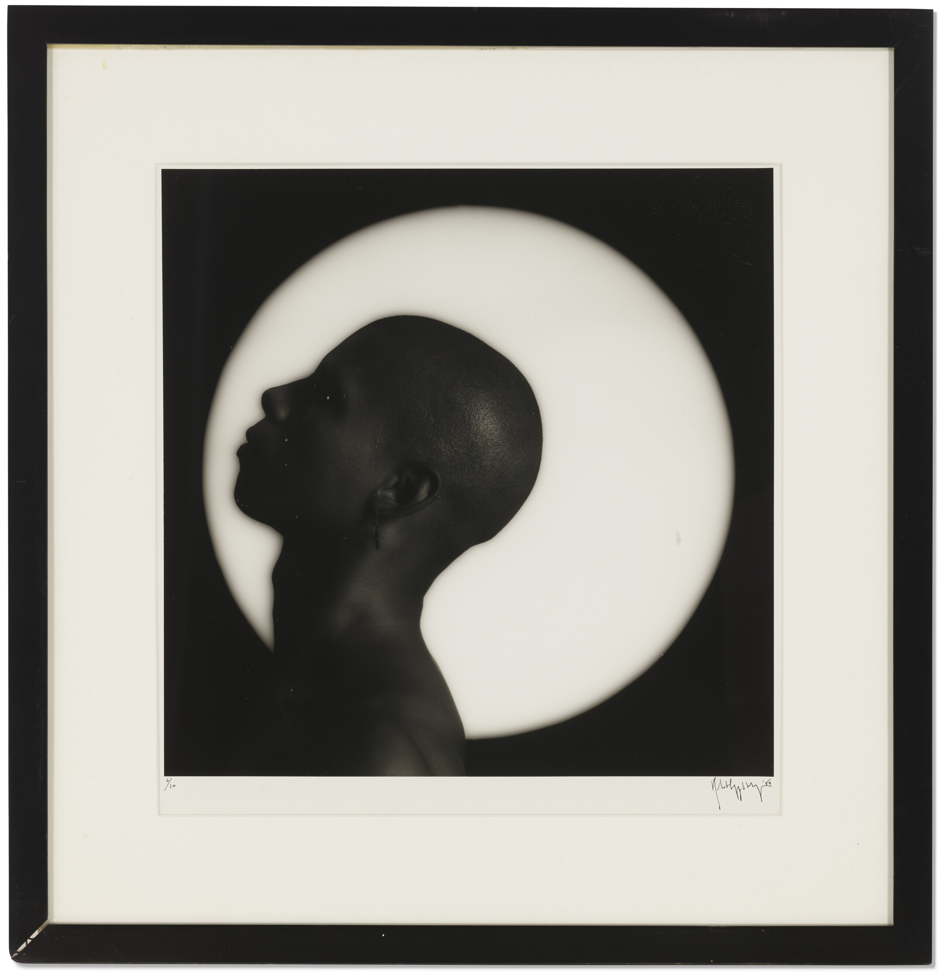 レアな一品　Robert Mapplethorpe Autoportrait Bonhams Cornette de Saint Cyr : ROBERT MAPPLETHORPE (1946