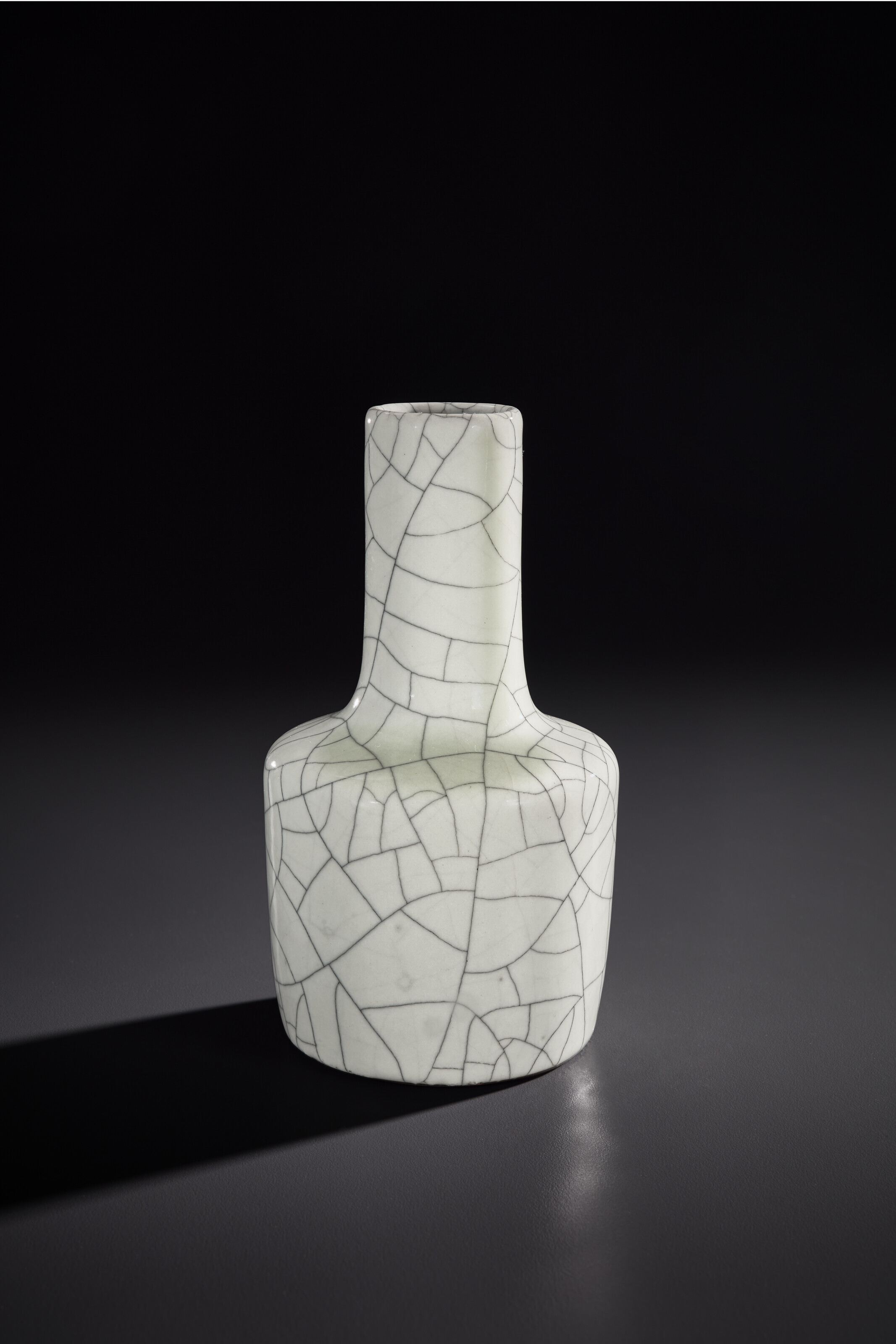 A VERY RARE GE-TYPE MALLET VASE, YONGZHENG SIX-CHARACTER