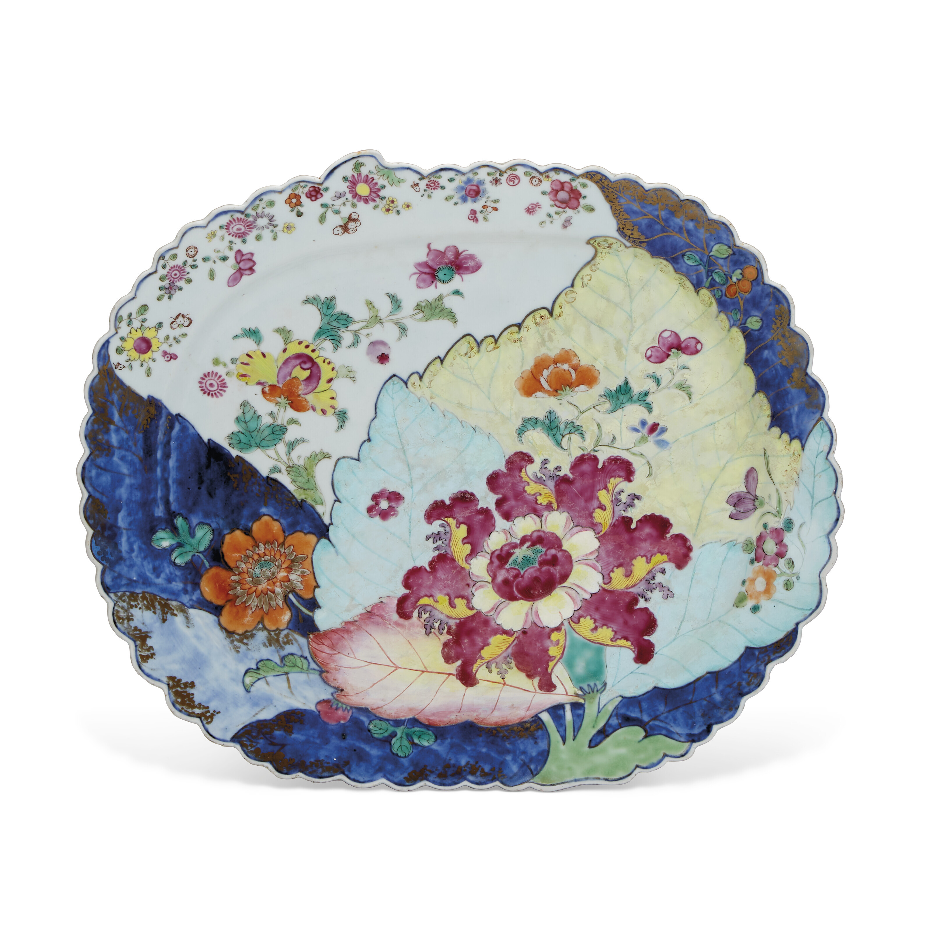 A LARGE CHINESE EXPORT PORCELAIN 'TOBACCO LEAF' PLATTER, QIANLONG PERIOD,  CIRCA 1775