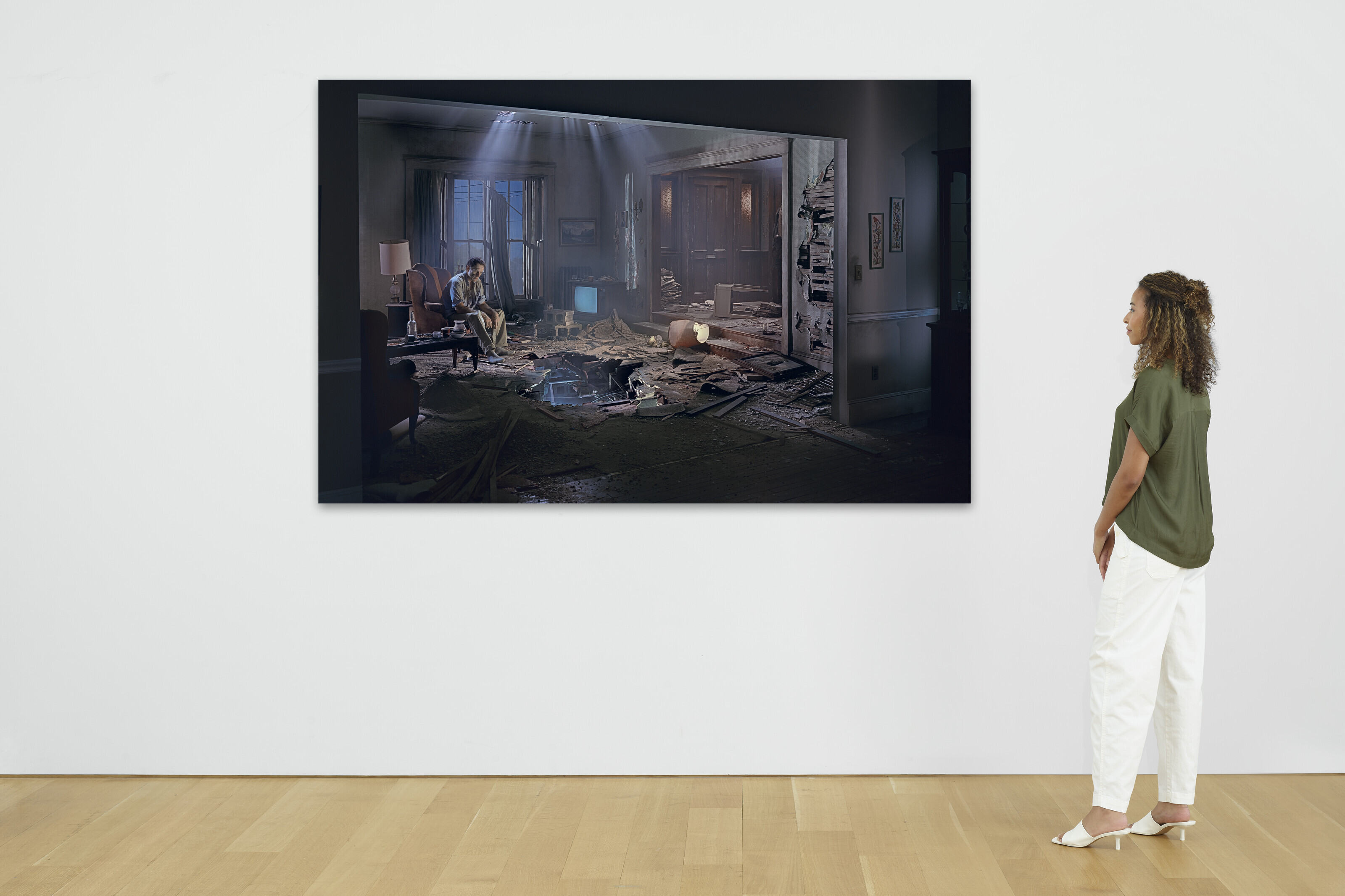 稀少DM COMME des GARCONS×Gregory Crewdson GREGORY CREWDSON (B. 1962), Untitled (man in living room with hole