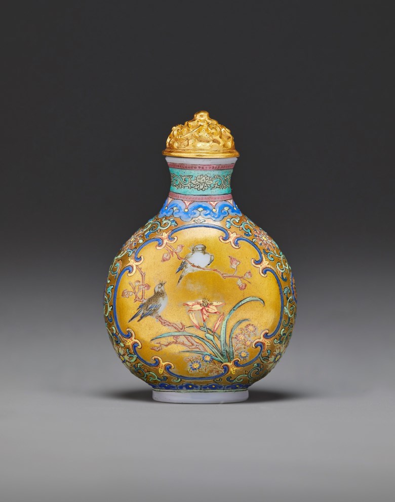清乾隆 御制玻璃胎画珐琅描金开光花鸟图鼻烟壶 四字篆书刻款。高2英寸（5公分）。估价：美元400,000 – 600,000。此拍品将于2022年3月24日在佳士得纽约壶里桃源：何瑞秋珍藏重要中国鼻烟壶拍卖中呈献