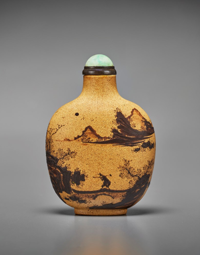 1750-1830年 宜兴紫砂堆料山水通景图鼻烟壶。高2 ½英寸（6.3公分）。估价：美元60,000 – 80,000。此拍品将于2022年3月24日在佳士得纽约壶里桃源：何瑞秋珍藏重要中国鼻烟壶拍卖中呈献