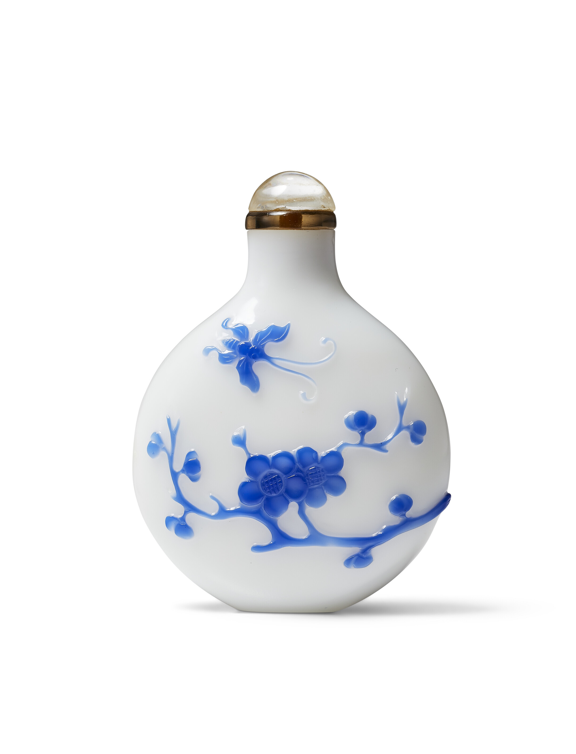 1780-1850年扬州作白地套蓝玻璃雕蝶恋花纹鼻烟壶, YANGZHOU
