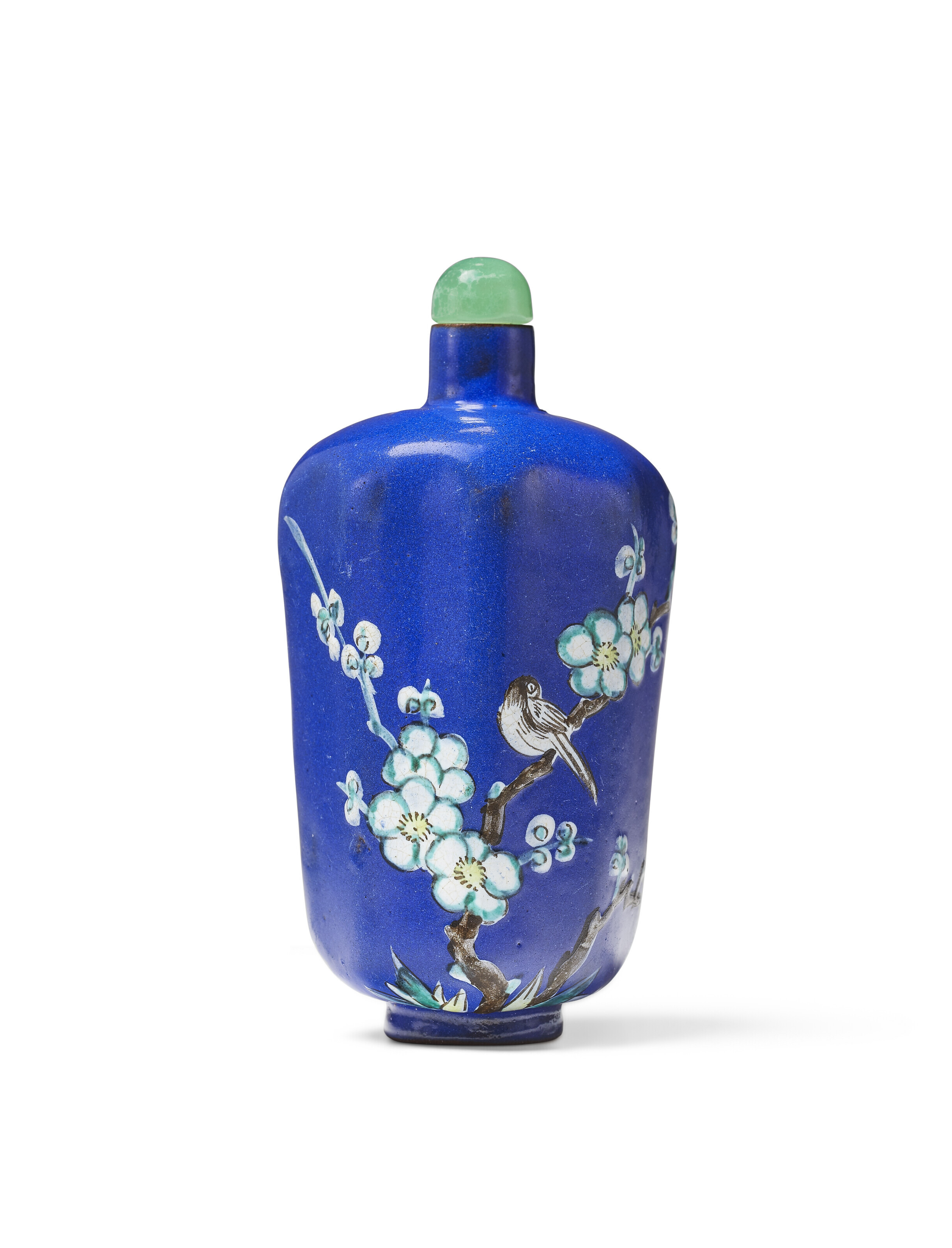 1780-1850年扬州作白地套蓝玻璃雕蝶恋花纹鼻烟壶, YANGZHOU
