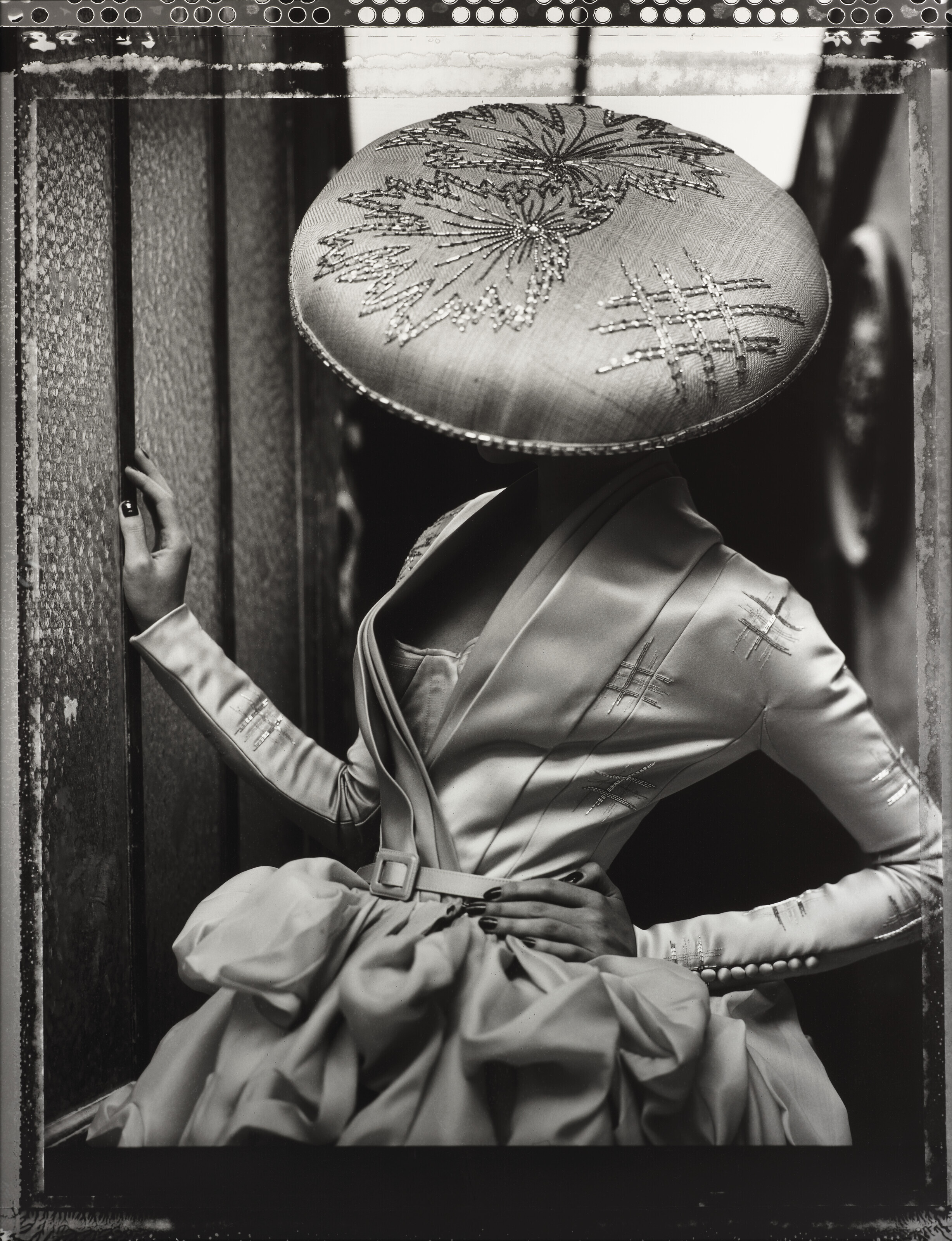 アート・デザイン・音楽 TOMIO SEIKE ZOE PHOTOGRAPHS TOMIO SEIKE (NÉ EN 1943), Zoe (TSZ 84-24), Holland Park, Londres