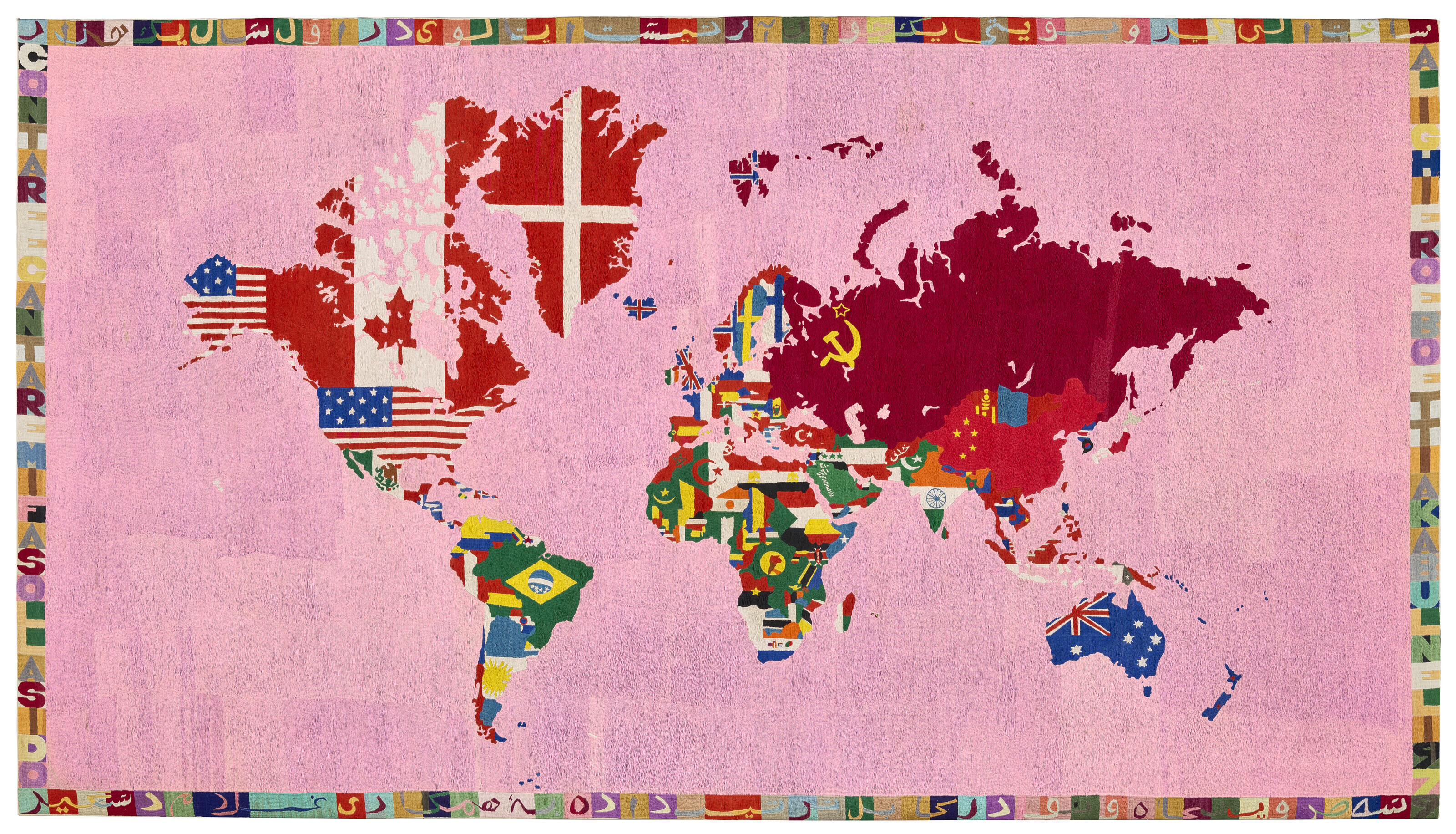 阿里吉耶罗·波提(1940-1994)，《地图》，1979-80年作。刺绣 画布。51⅛ x 90½英寸（130 x 230公分）。此作于2022年10月20日在佳士得巴黎售出，成交价5,643,500欧元。艺术作品：© Alighiero Boetti, DACS 2022