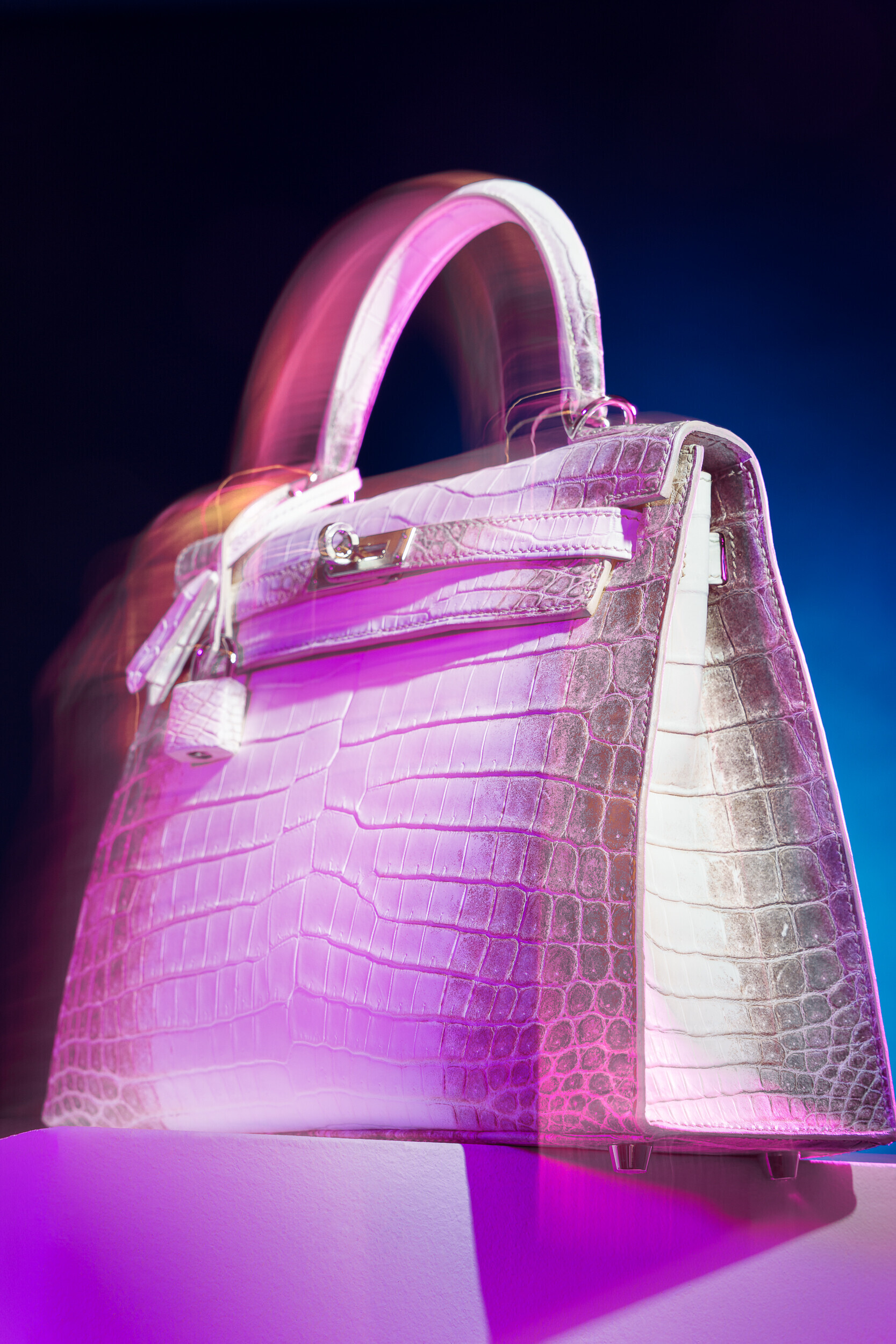 AN EXCEPTIONAL MATTE WHITE HIMALAYA NILOTICUS CROCODILE SELLIER KELLY 25 WITH PALLADIUM HARDWARE HERMES 2022 Christie s