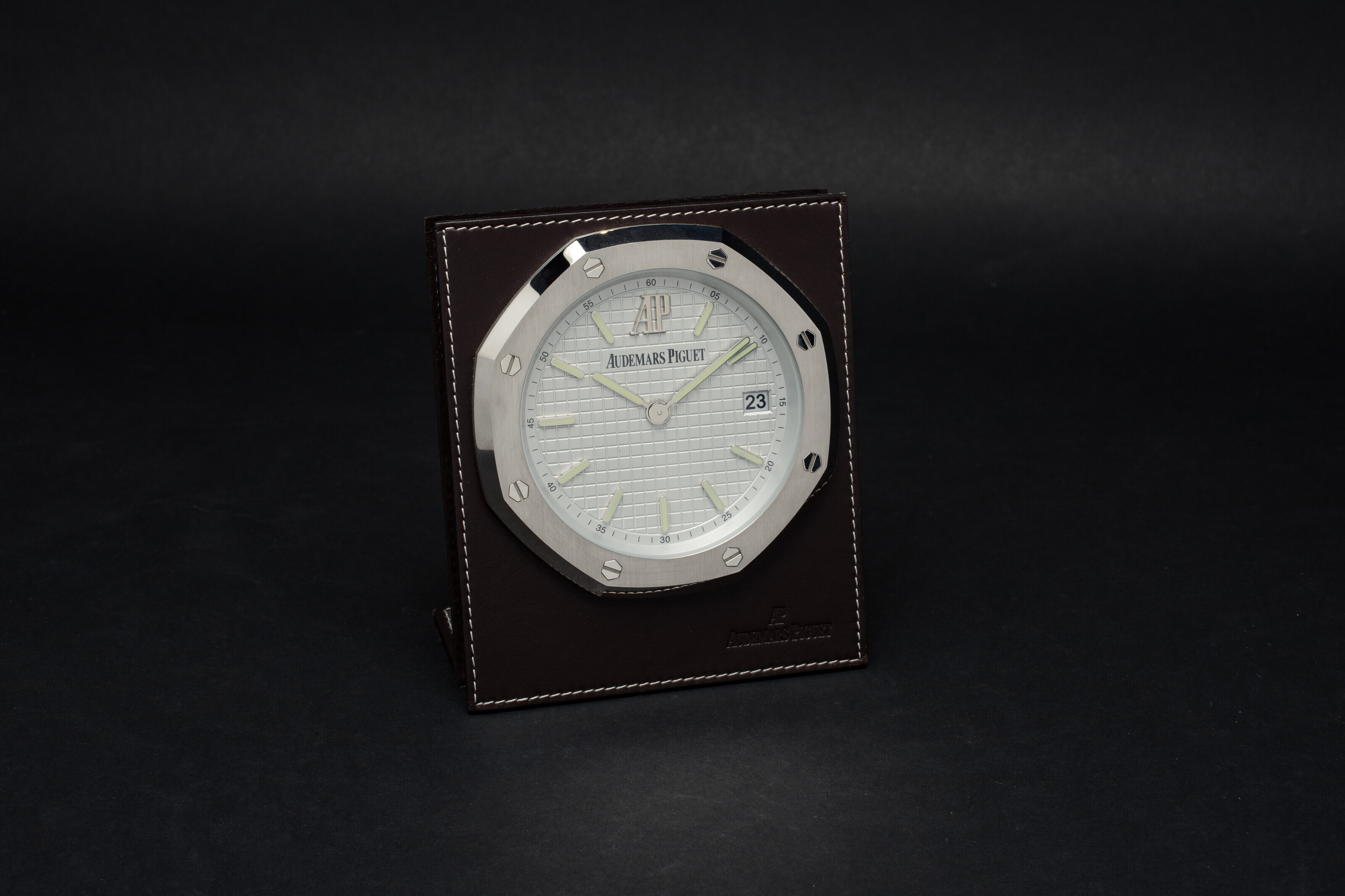AUDEMARS PIGUET, A MANUALWINDING ROYAL OAK TABLE CLOCK, CASE NUMBER
