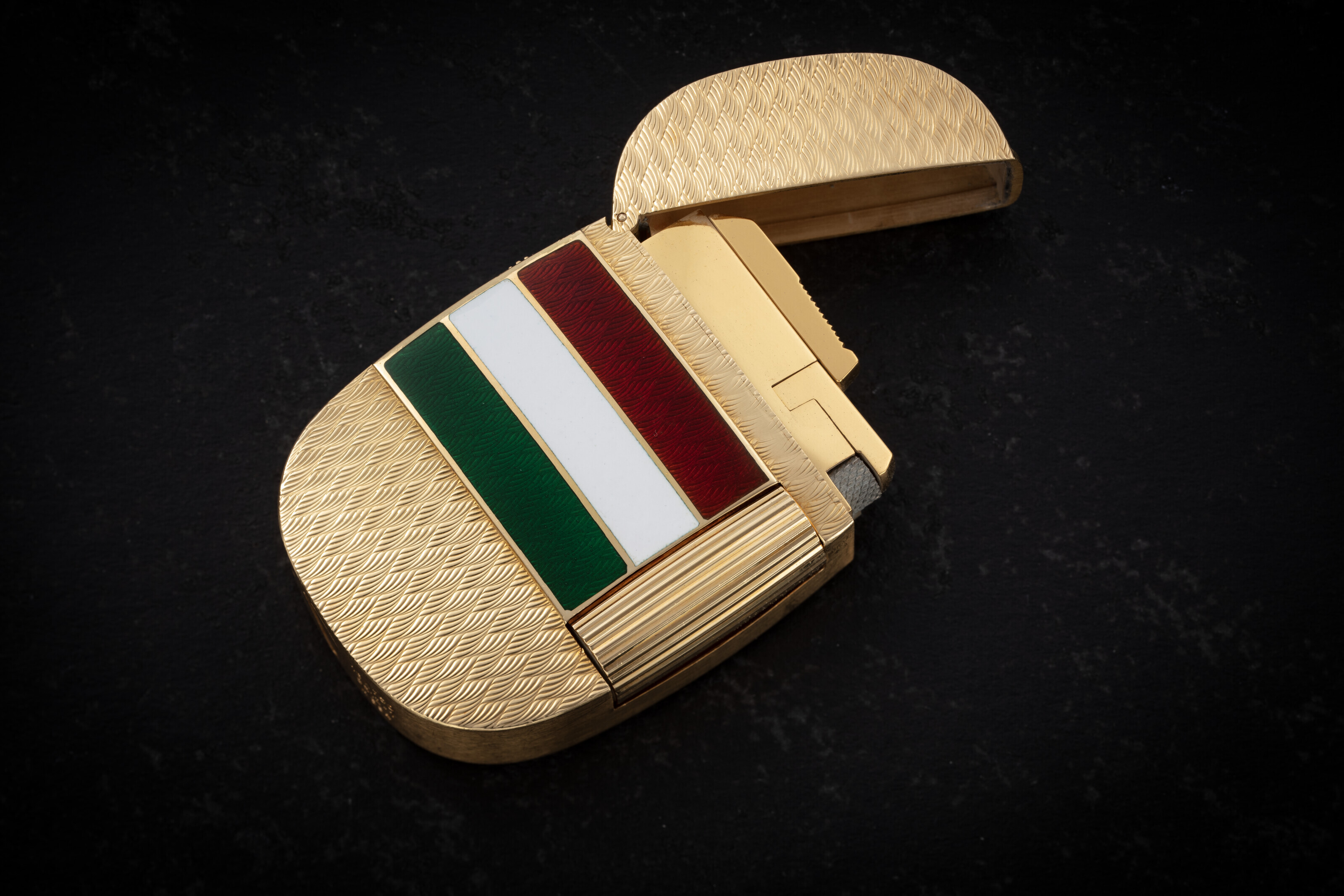 PATEK PHILIPPE, GOLDEN ELLIPSE REF. 9512-1, A GOLD LIGHTER WITH ‘KHANJAR’  AND ENAMEL MADE FOR THE SULTANATE OF OMAN WITH MATCHING CUFFLINKS REF. 9002