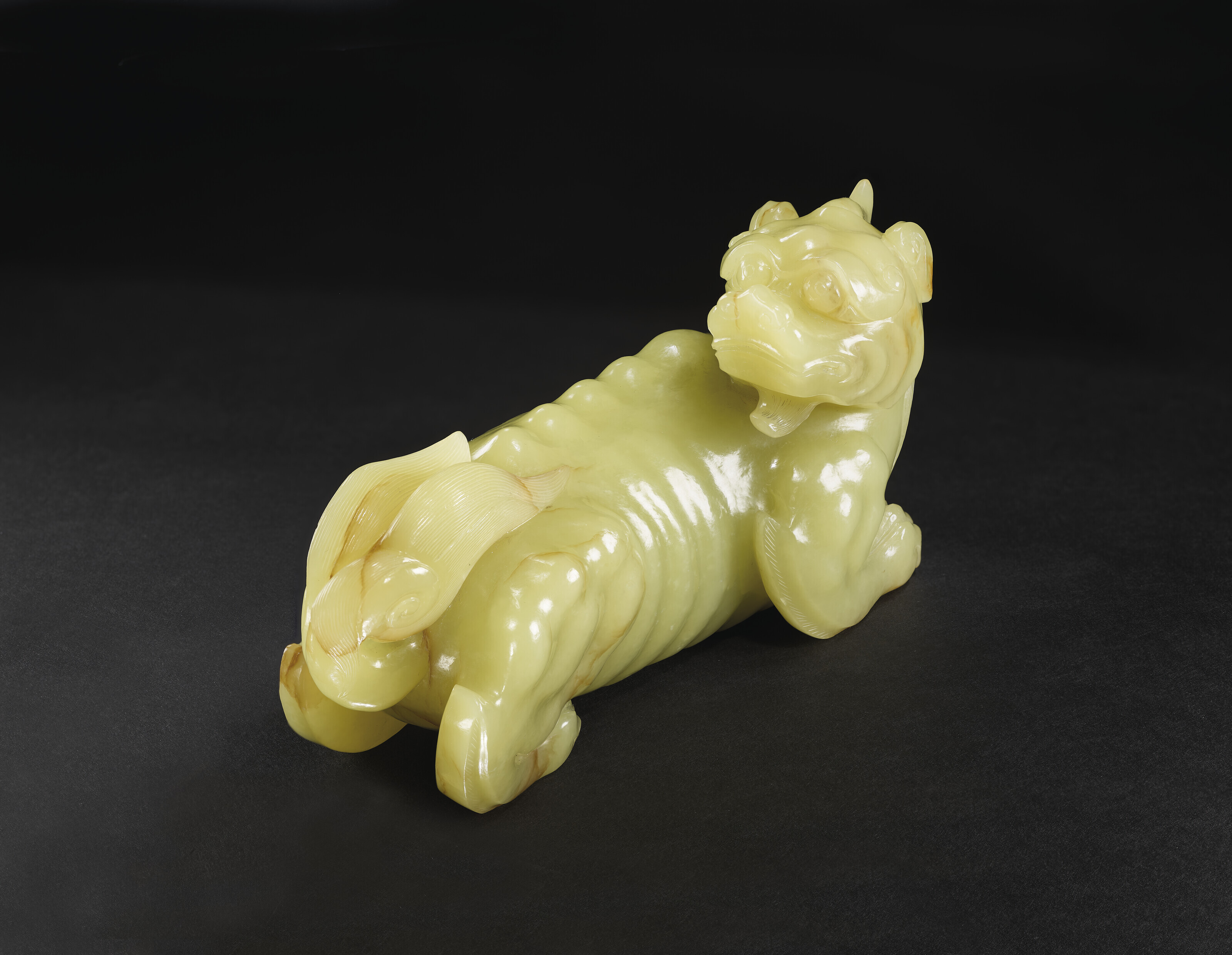 【建盏】中国の皇帝が愛した工芸品 A VERY RARE LARGE YELLOW JADE CARVING OF A XIEZHI, QIANLONG PERIOD