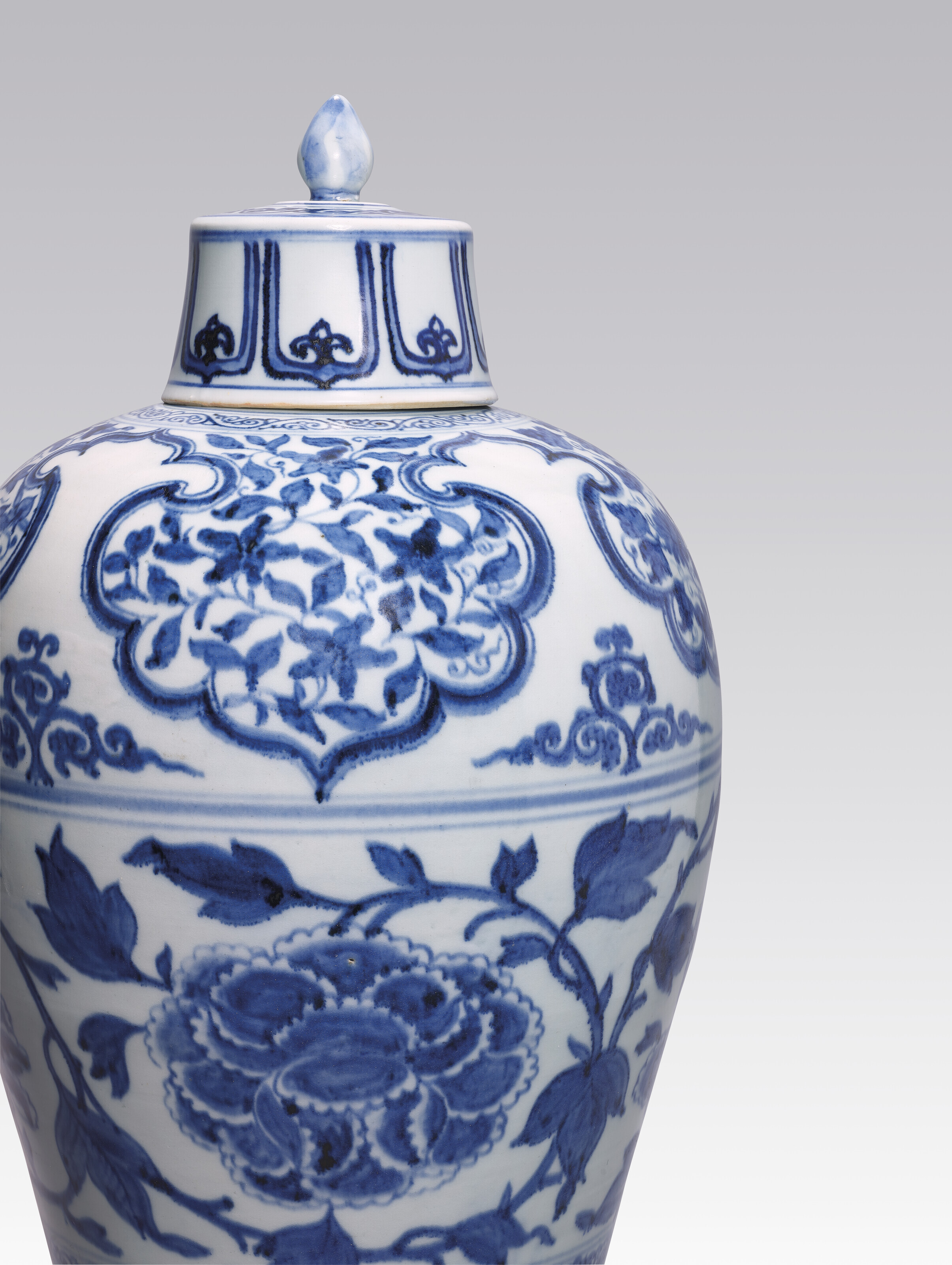 骨董品   元青花纏枝蓋缶 An extremely rare blue and white 'peony' jar, guan, Yuan