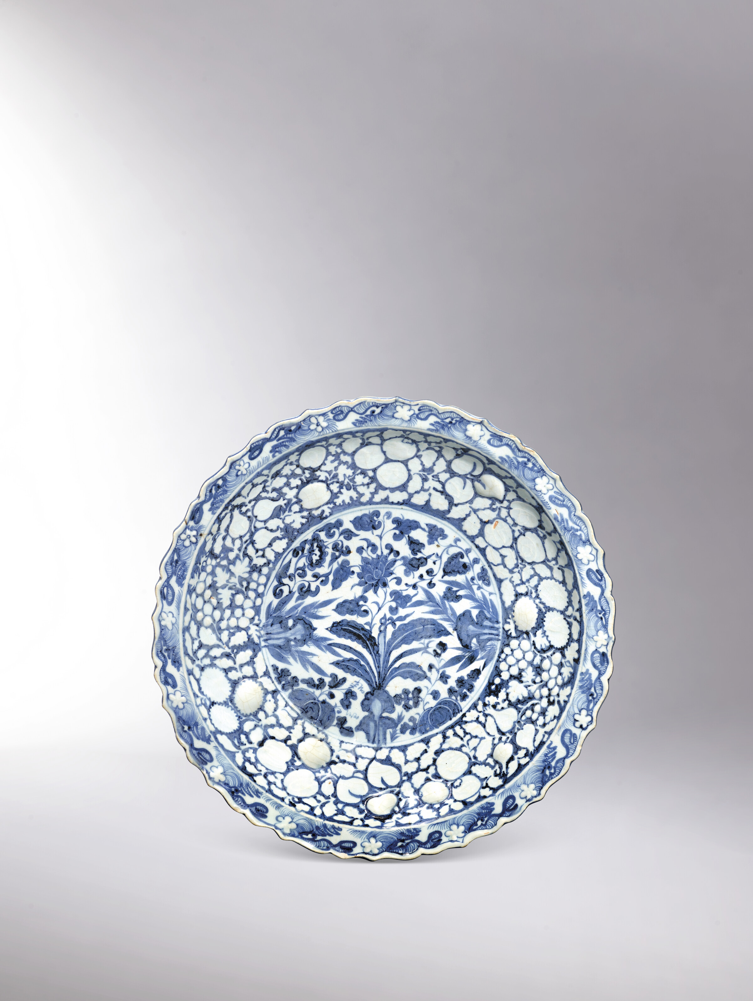 元青花纏枝牡丹雲肩紋帶蓋梅瓶, YUAN DYNASTY (1279-1368