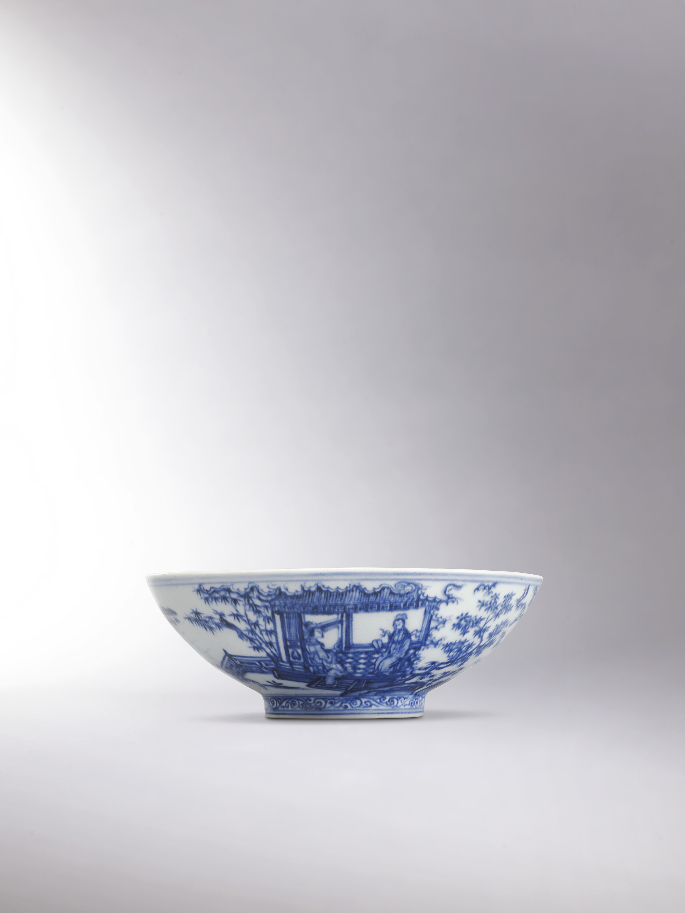 元青花纏枝牡丹雲肩紋帶蓋梅瓶, YUAN DYNASTY (1279-1368) | Christie's