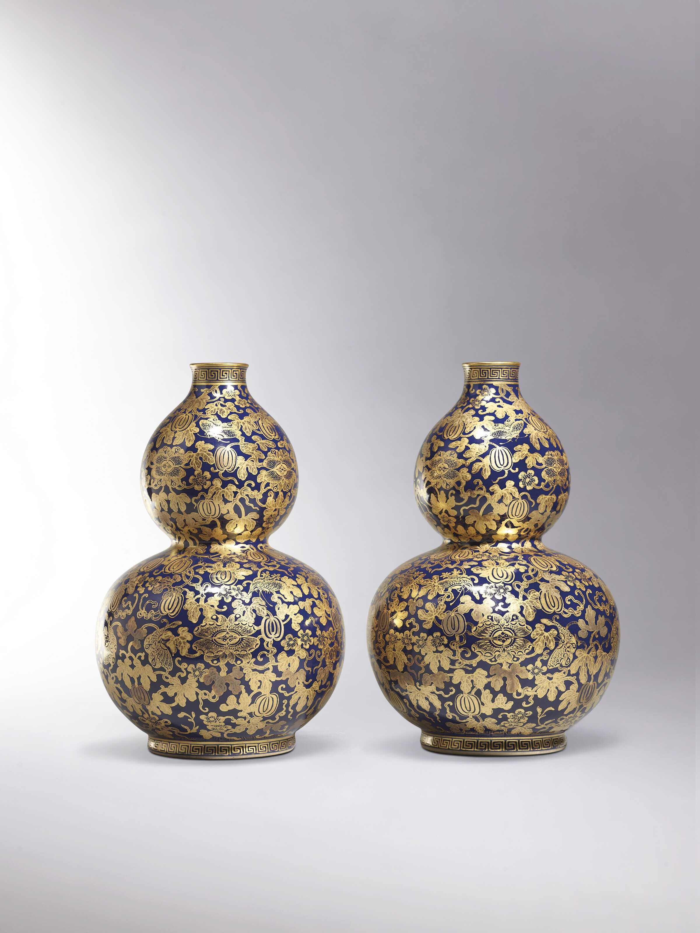 清乾隆 青花 豆青釉 彫刻 八宝紋抱月瓶 中国美術 高さ51CM 横