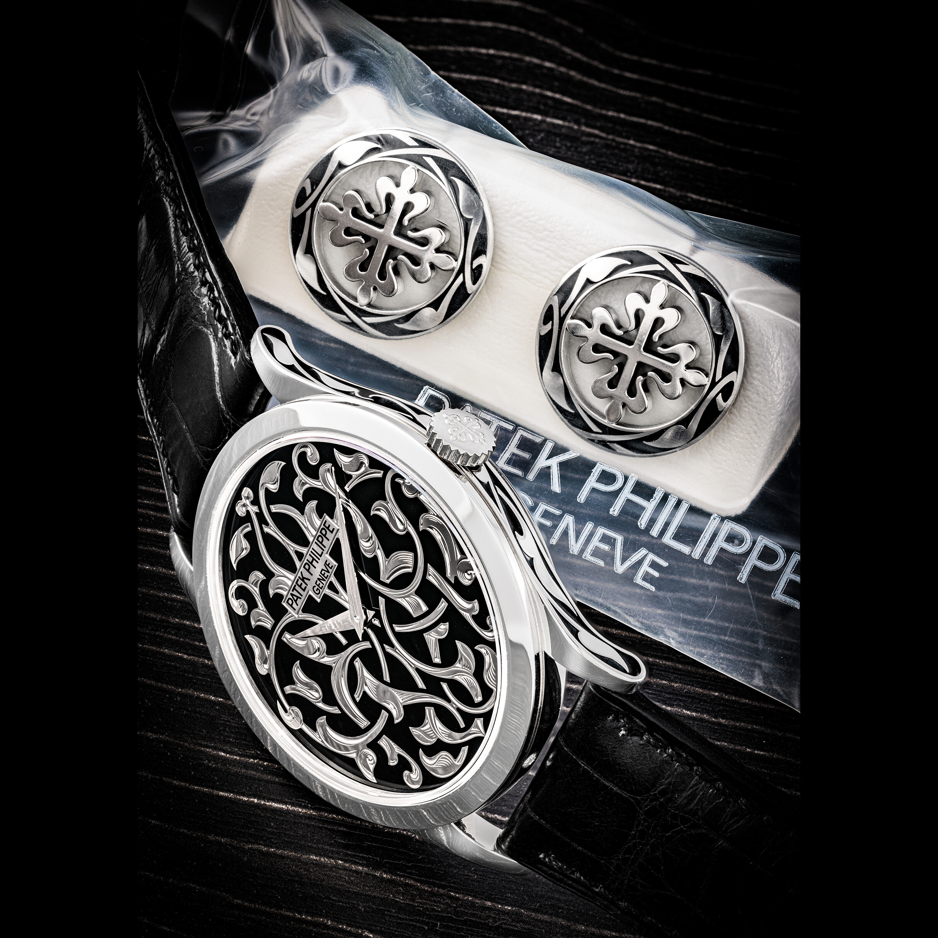 PATEK PHILIPPE. A PLATINUM AUTOMATIC WRISTWATCH WITH HAND ENGRAVED