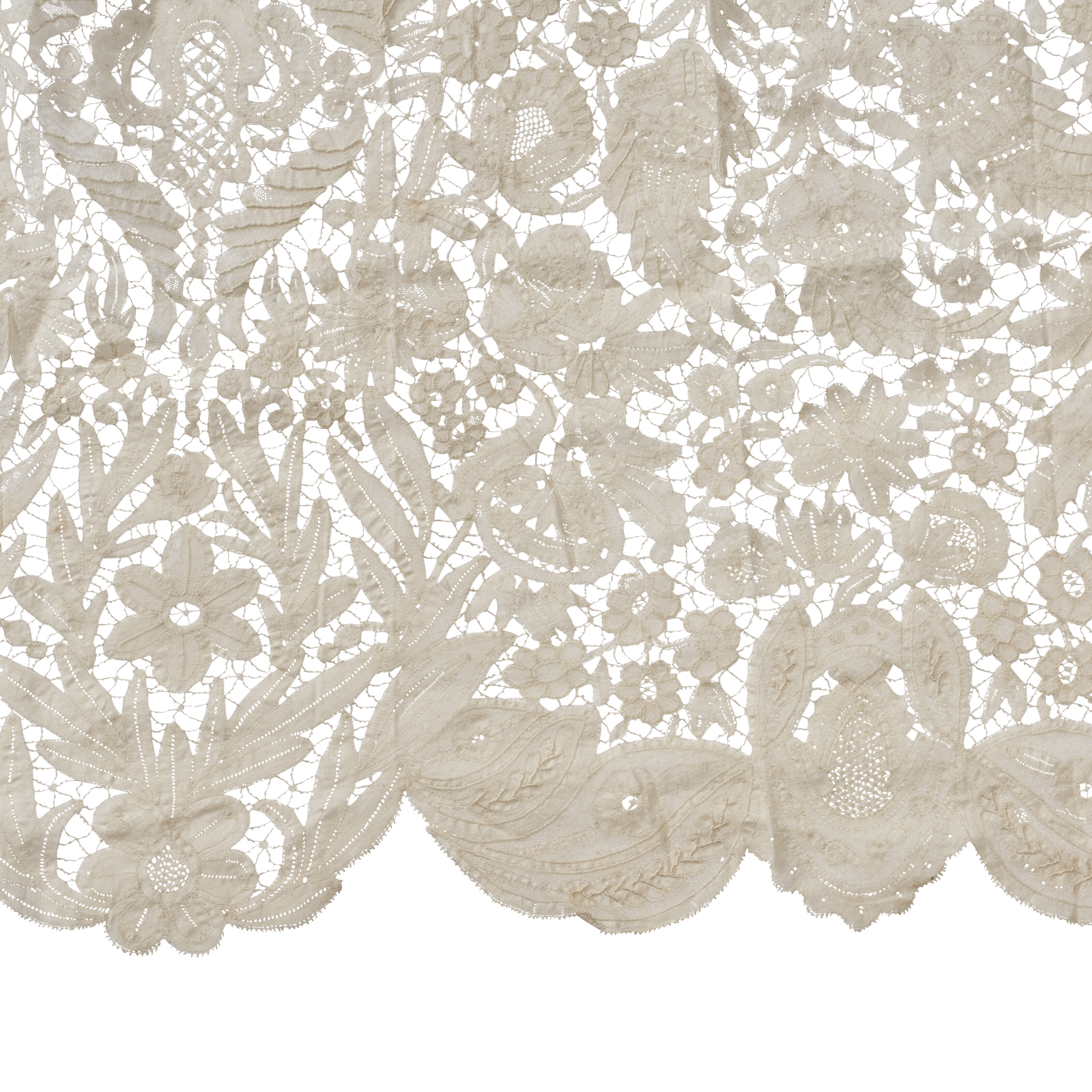A continental ‘Duchess’ bobbin lace, last quarter 19th century. 32½ in (82.6 cm) high, 162 in (411.5 cm) long. Estimate: $800-1,200. Offered in The Collection of Ann & Gordon Getty: Wheatland Online on 6-20 October 2023 at Christie’s in New York
