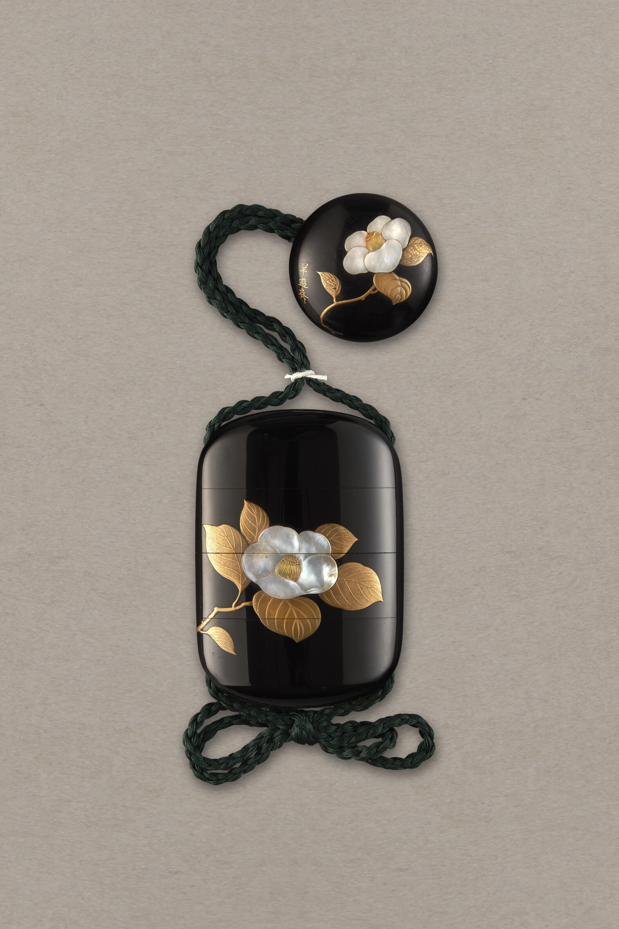 福袋 売れ残り NETSUKE, AND INRO LACQUER THREE-CASE A EDO (19TH PERIOD ソフトドリンク