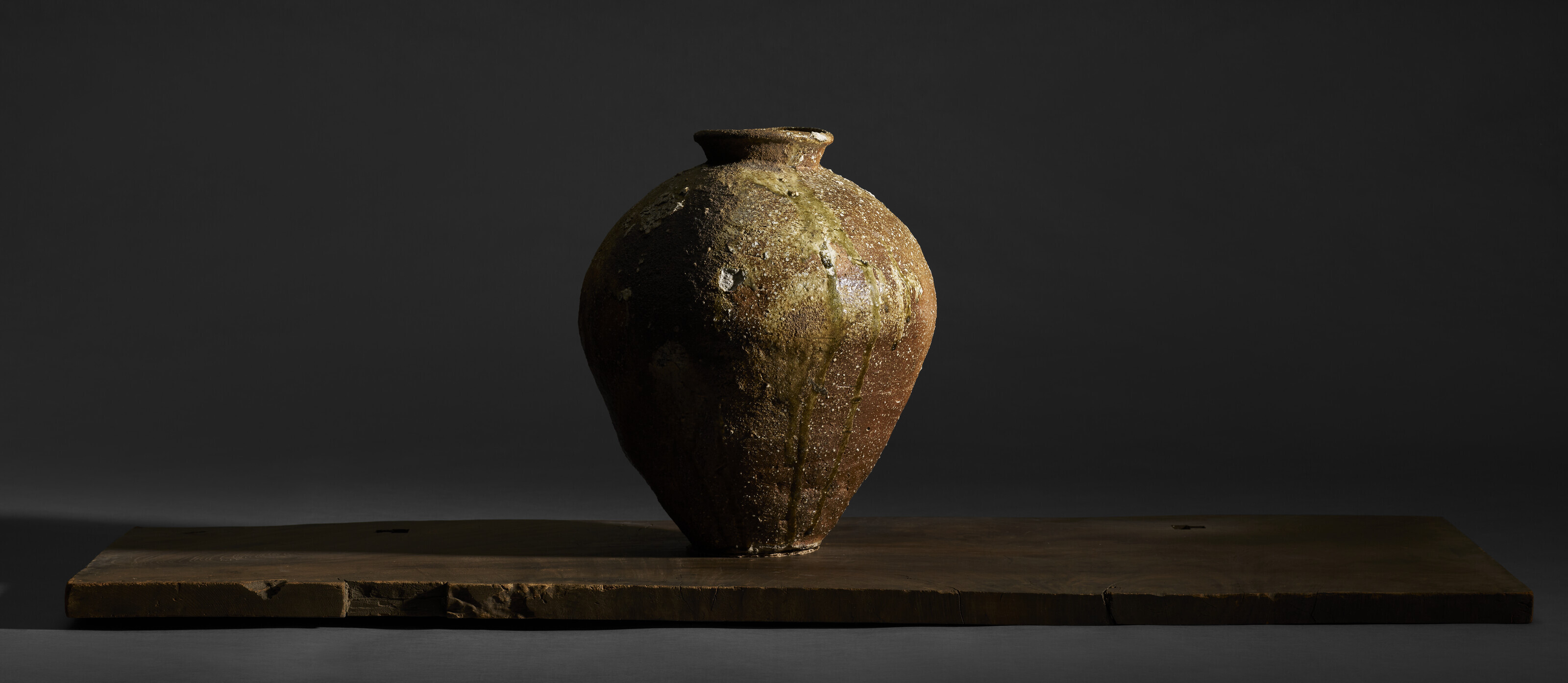 A LARGE STONEWARE JAR, MUROMACHI PERIOD (15TH CENTURY), SHIGARAKI