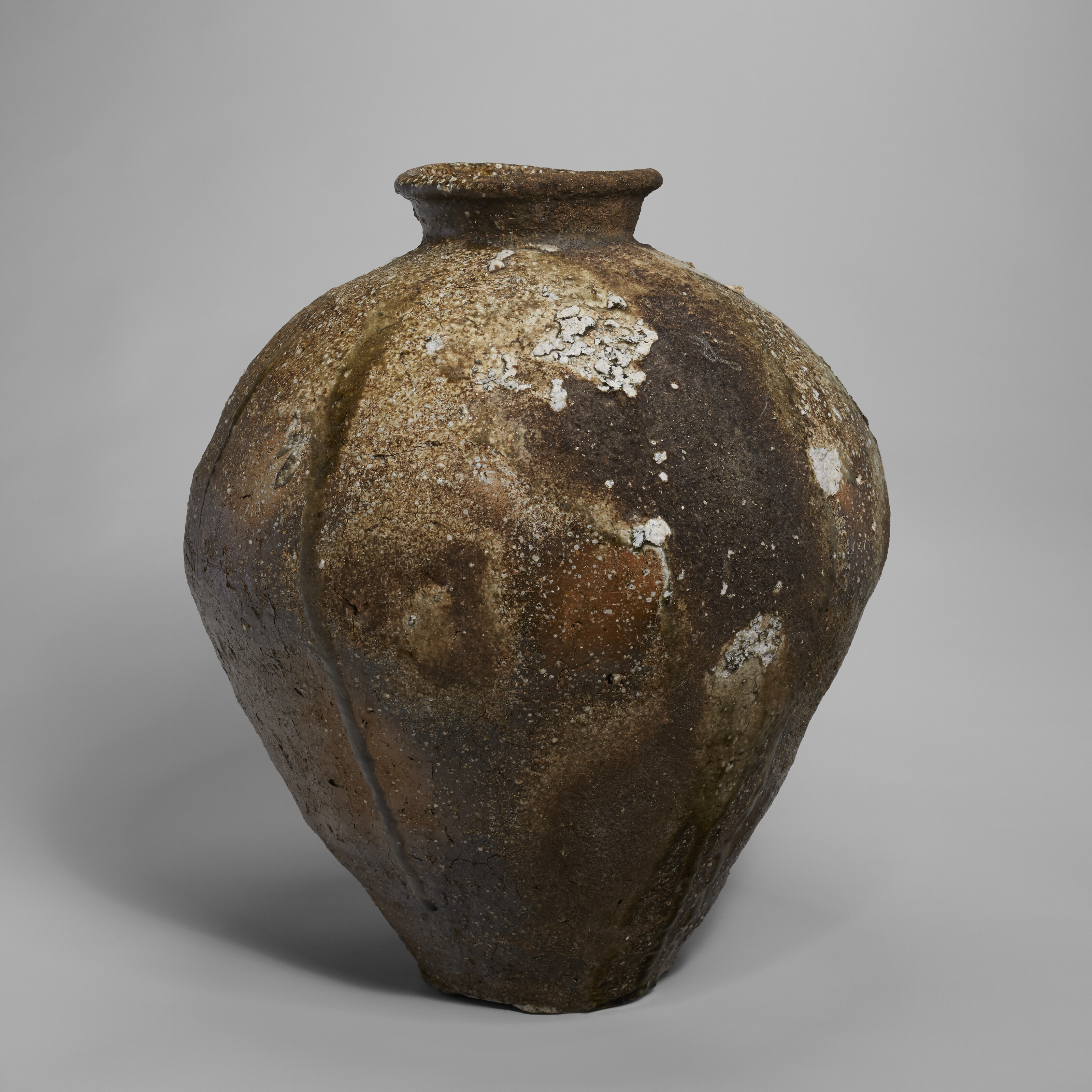 A LARGE STONEWARE JAR, MUROMACHI PERIOD (15TH CENTURY), SHIGARAKI