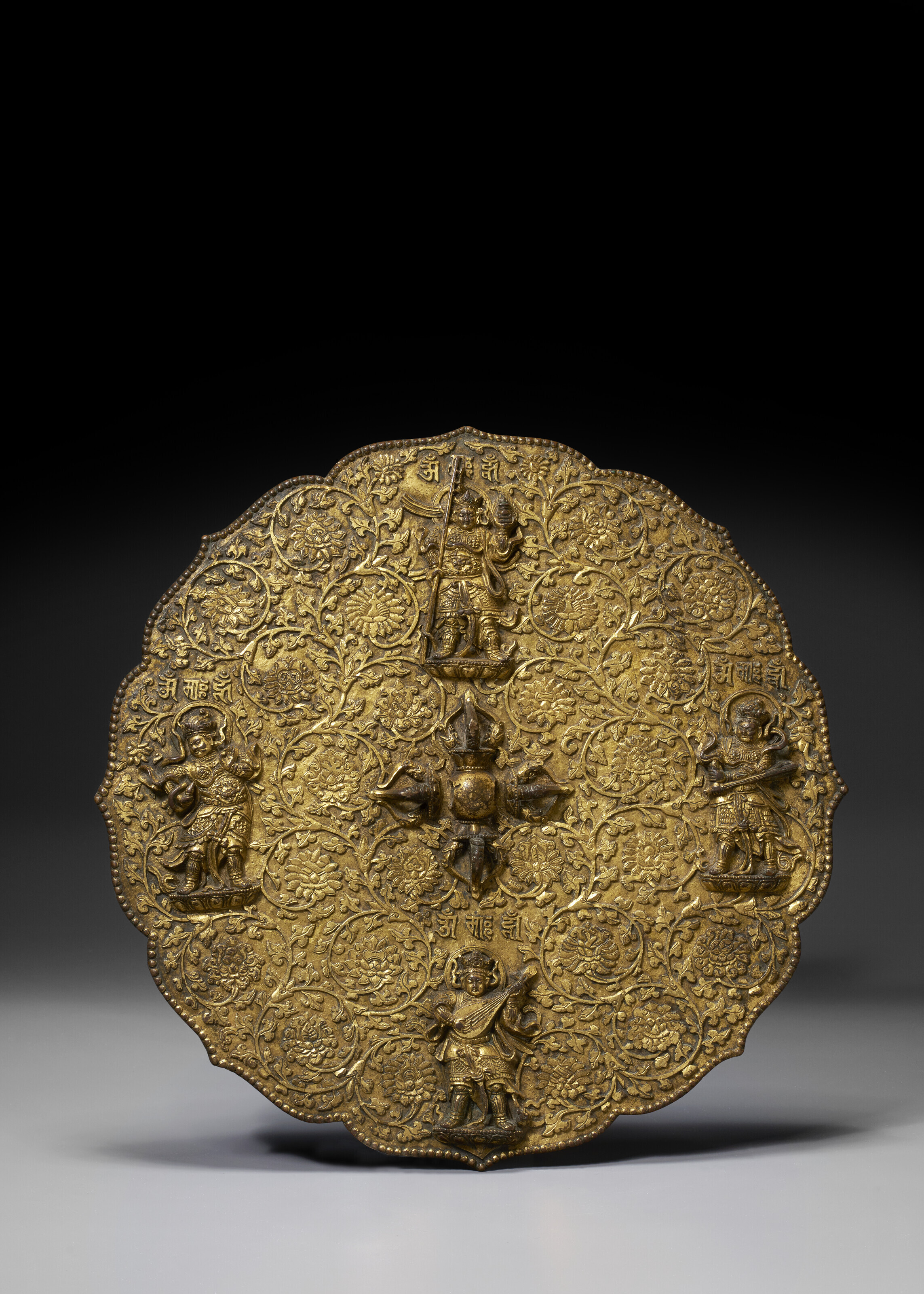 A VERY RARE LARGE BRACKET-LOBED GILT-BRONZE 'GUARDIAN KINGS