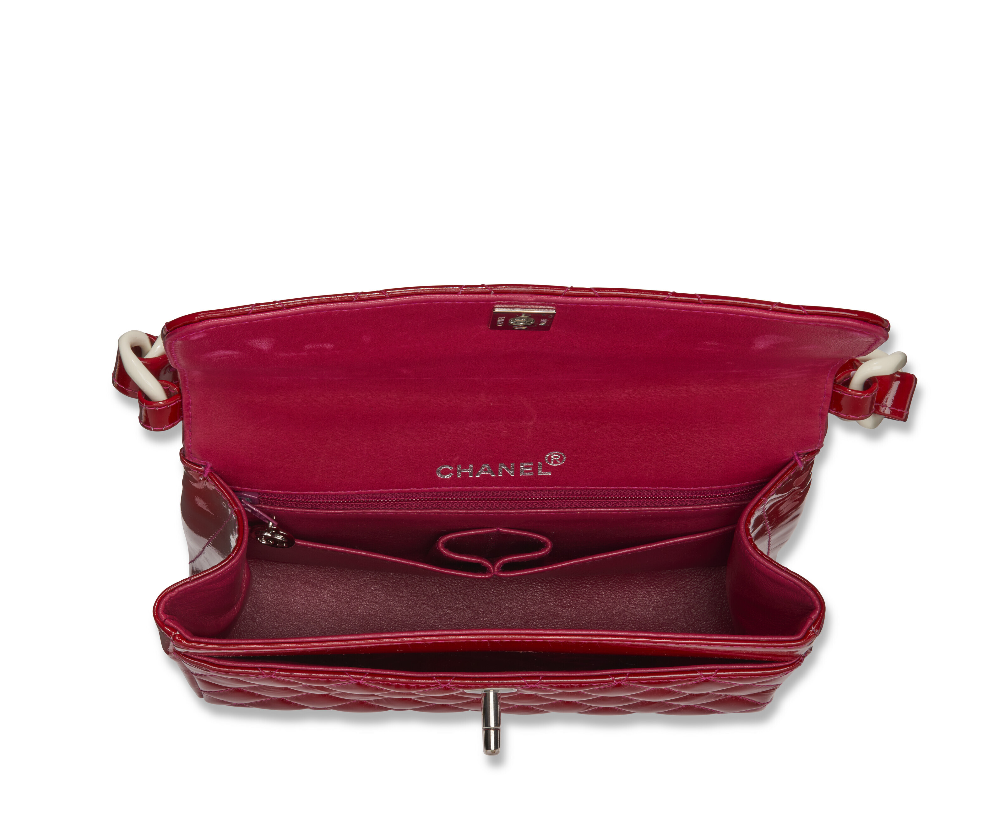 A RED PATENT LEATHER ACRYLIC CHAIN TOP HANDLE BAG WITH SILVER