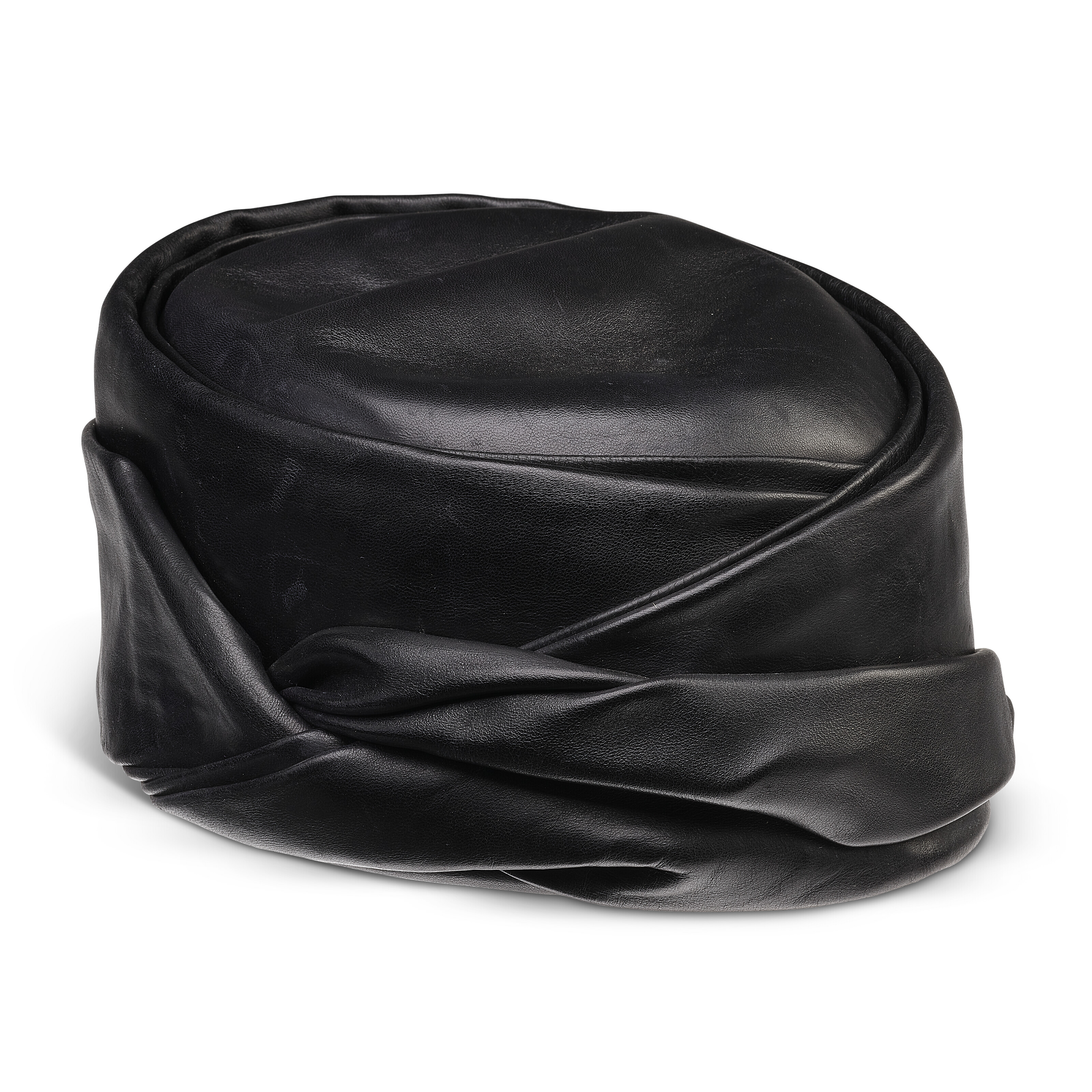 A BLACK LEATHER PILLBOX HAT, GEMA GALDÓN, LATE 20TH/EARLY 21ST CENTURY