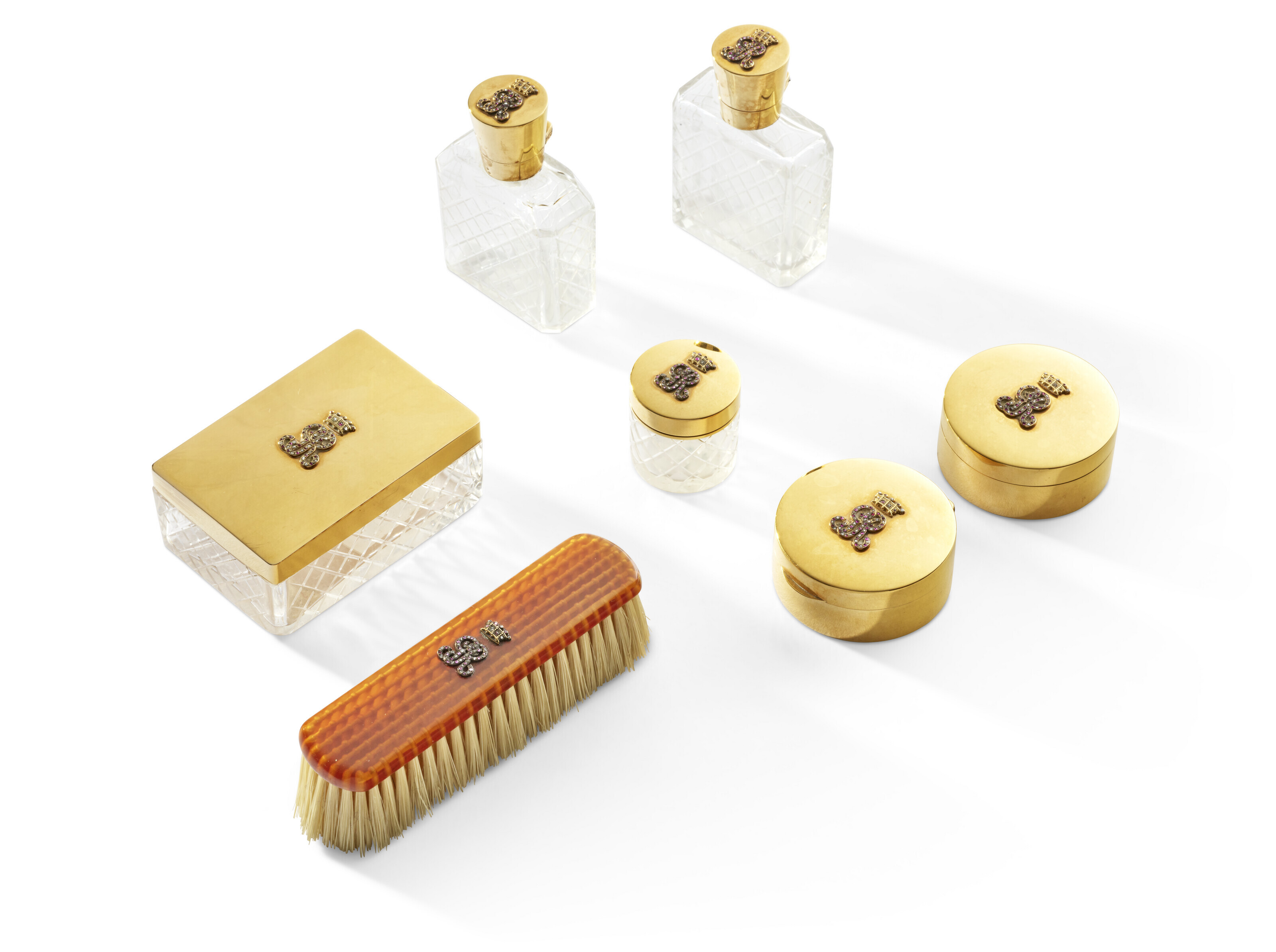 A FRENCH GOLD SEVENPIECE TOILET SERVICE, THE CIRCULAR BOXES AND