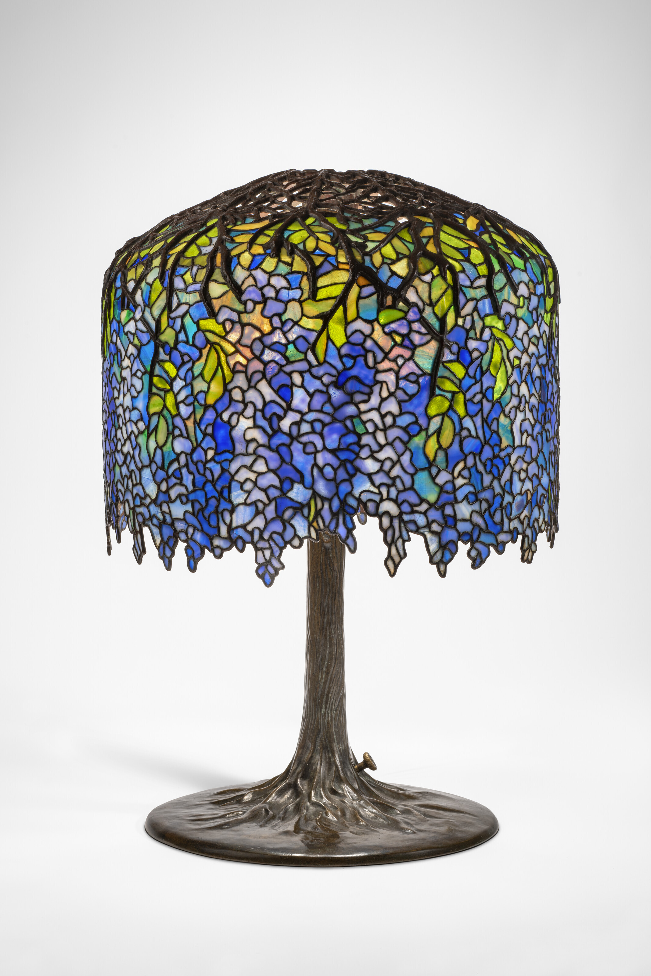 Tiffany Studios, &lsquo;Wisteria&rsquo; Table Lamp, c. 1903. Leaded glass, patinated bronze. 26&frac12; in (67.3 cm) high, 18⅛ in (46 cm) diameter. Estimate: $400,000-600,000. Offered in The Ann and Gordon Getty Collection: Temple of Wings on 14 June 2023 at Christie&rsquo;s in New York