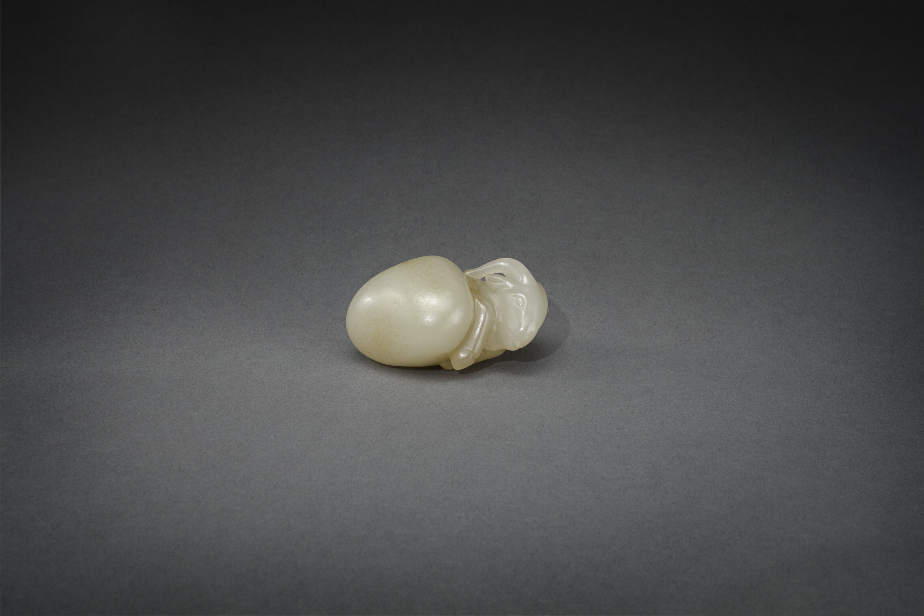 
南宋/明初　十三至十五世纪　黄青玉雕「叱石成羊」把件1 ¾ in. (4.5 cm.) 。估价：美元15,000 – 25,000。此拍品将于2023年9月21日在佳士得LJZ珍藏重要中国玉雕拍卖中呈献