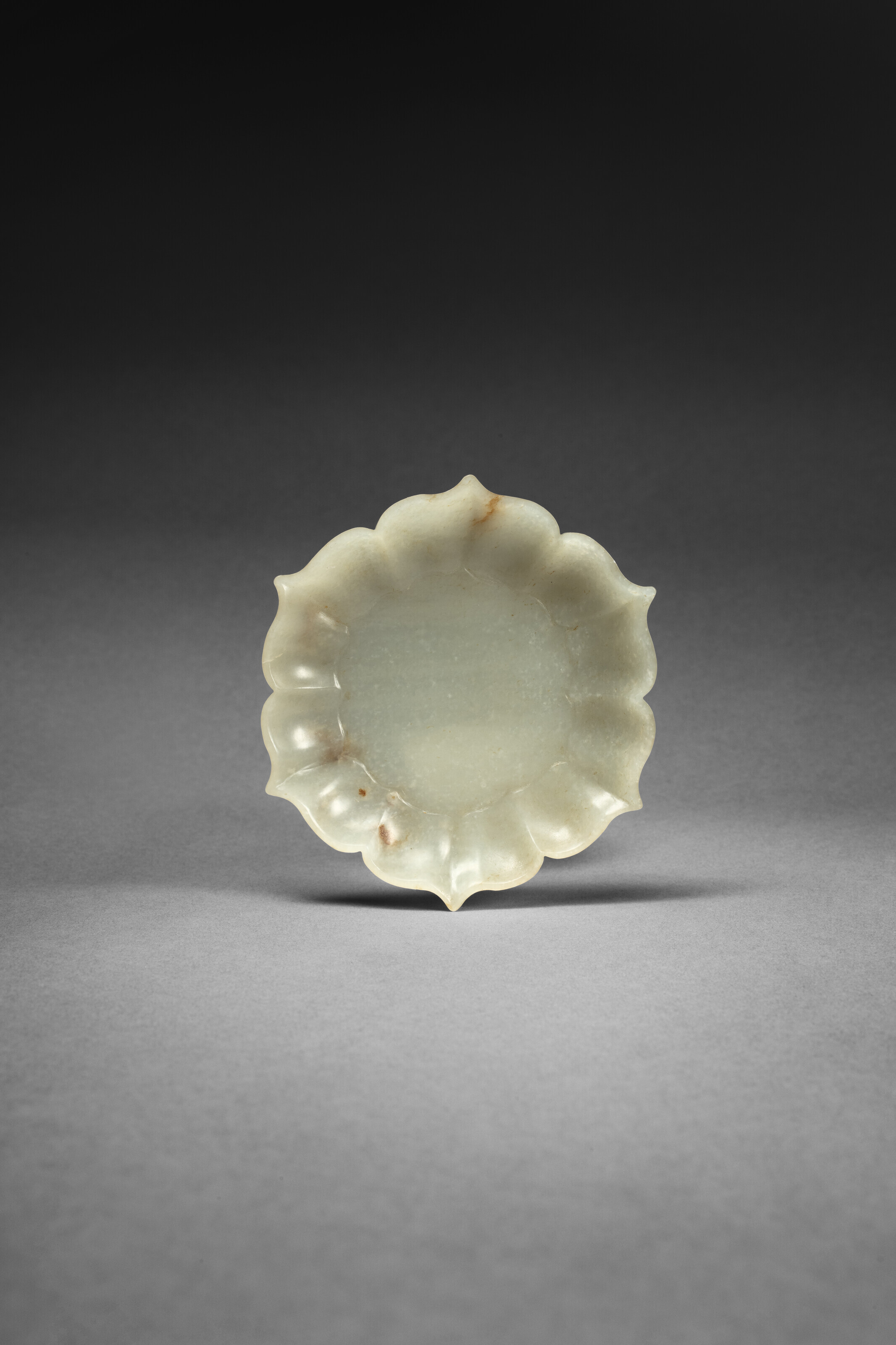 南宋/元青白玉菱口盘4 in. (10.2 cm. ) 。估价：美元100,000 – 150,000。此拍品将于2023年9月21日在佳士得LJZ珍藏重要中国玉雕拍卖中呈献