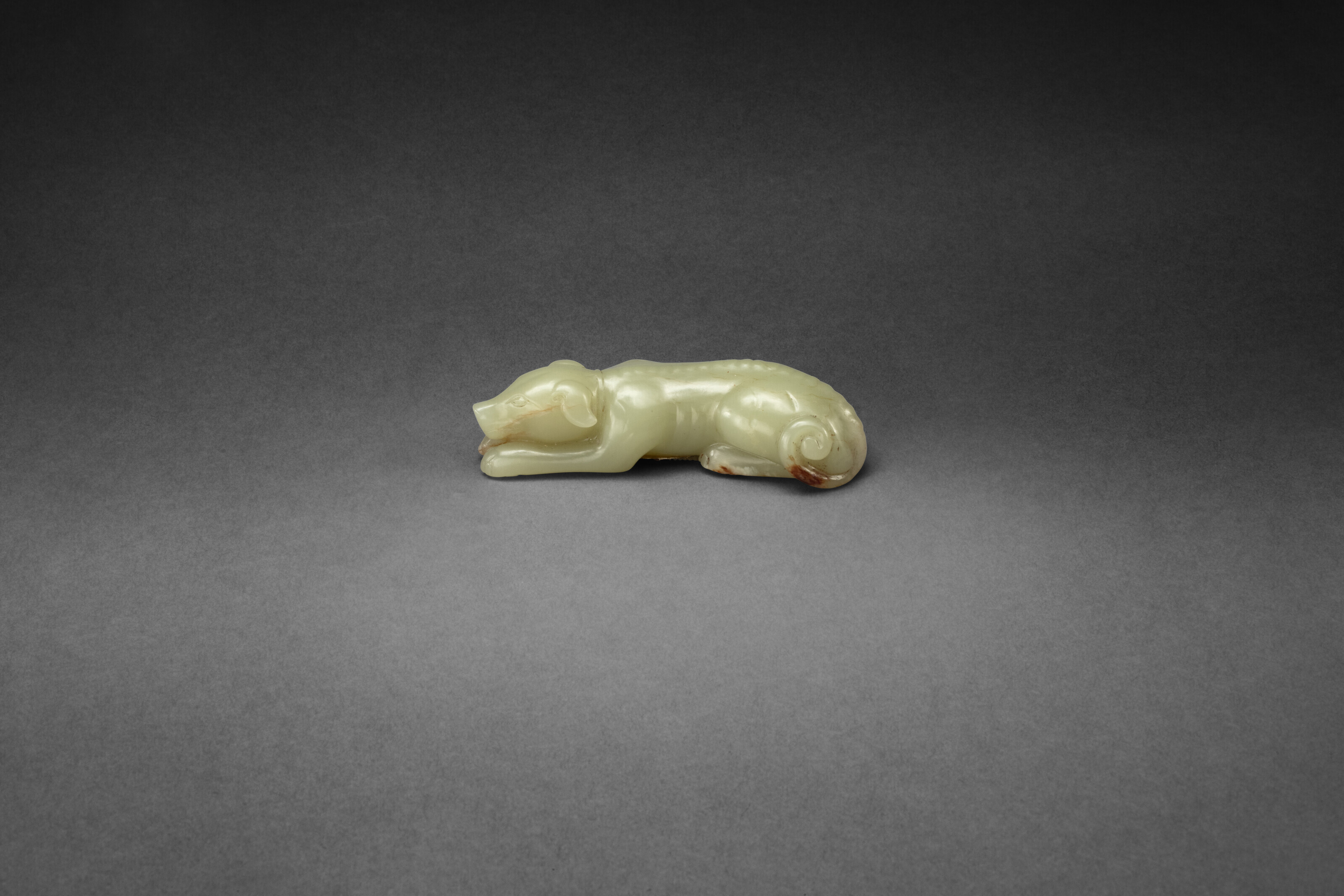 南宋/明初十二至十五世纪黄玉卧犬3 ¼ in. (8.3 cm.) 。估价：美元250,000 – 350,000。此拍品将于2023年9月21日在佳士得LJZ珍藏重要中国玉雕拍卖中呈献
