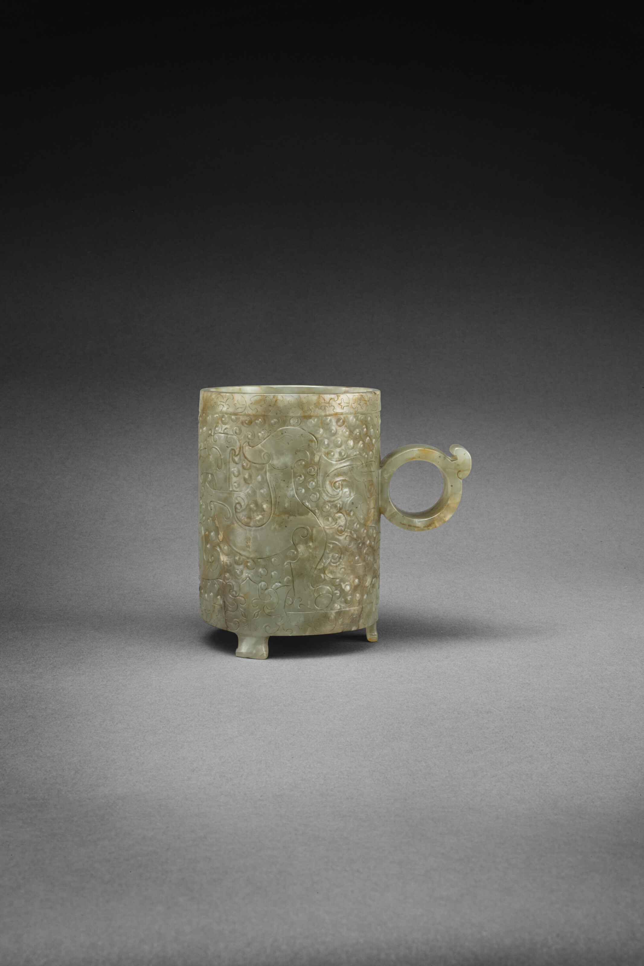 南宋/明初　十三至十五世纪　灰褐玉仿古凤纹卮3 &frac34; in. (9.5 cm.)。估价：美元180,000 &ndash; USD 250,000。此拍品将于2023年9月21日在佳士得LJZ珍藏重要中国玉雕拍卖中呈献